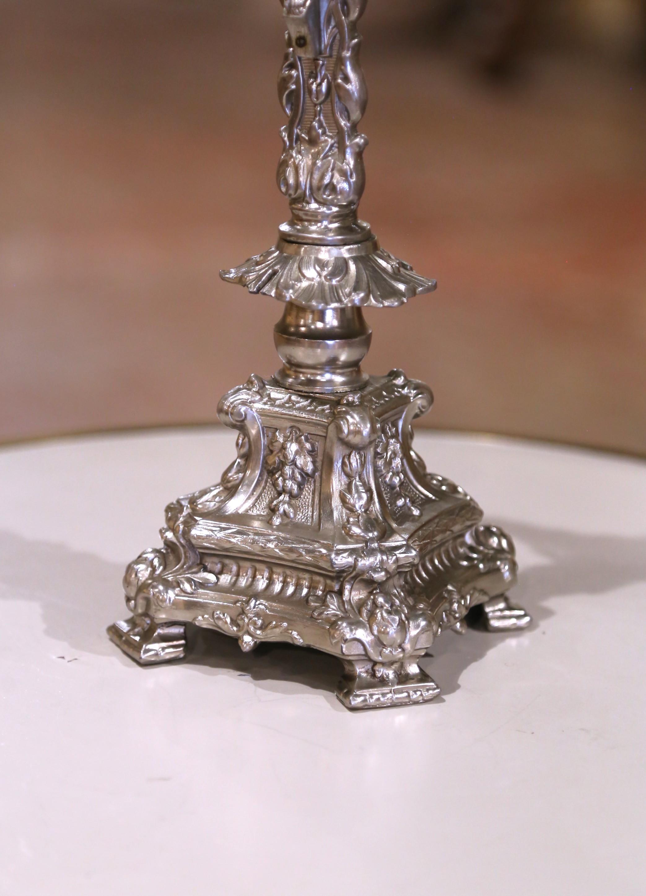 Crucifijo francés de espelta de principios del siglo XX con base ornamentada y cruz foliada Hecho a mano en venta