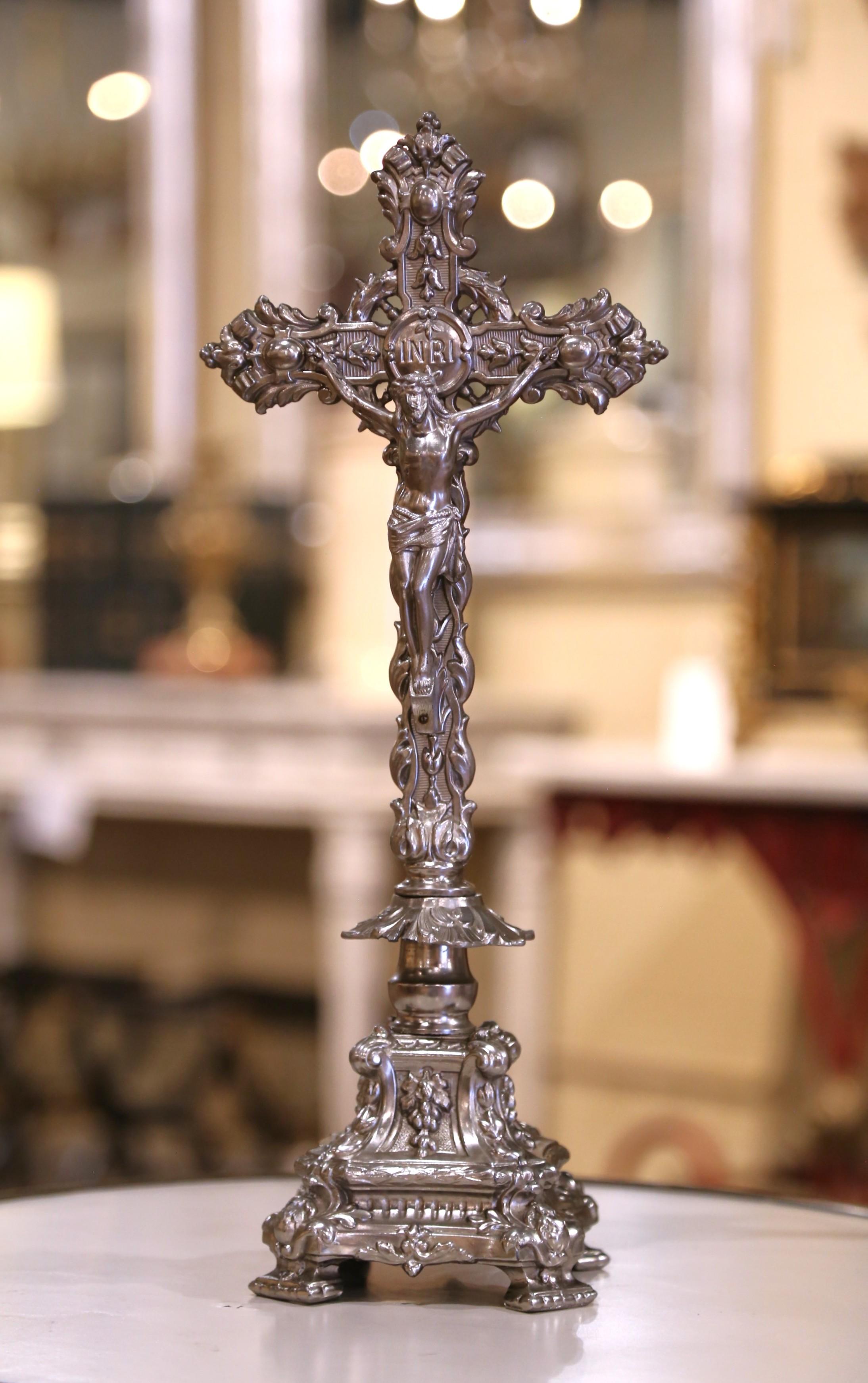 Crucifijo francés de espelta de principios del siglo XX con base ornamentada y cruz foliada en Excelente estado para la venta en Dallas, TX