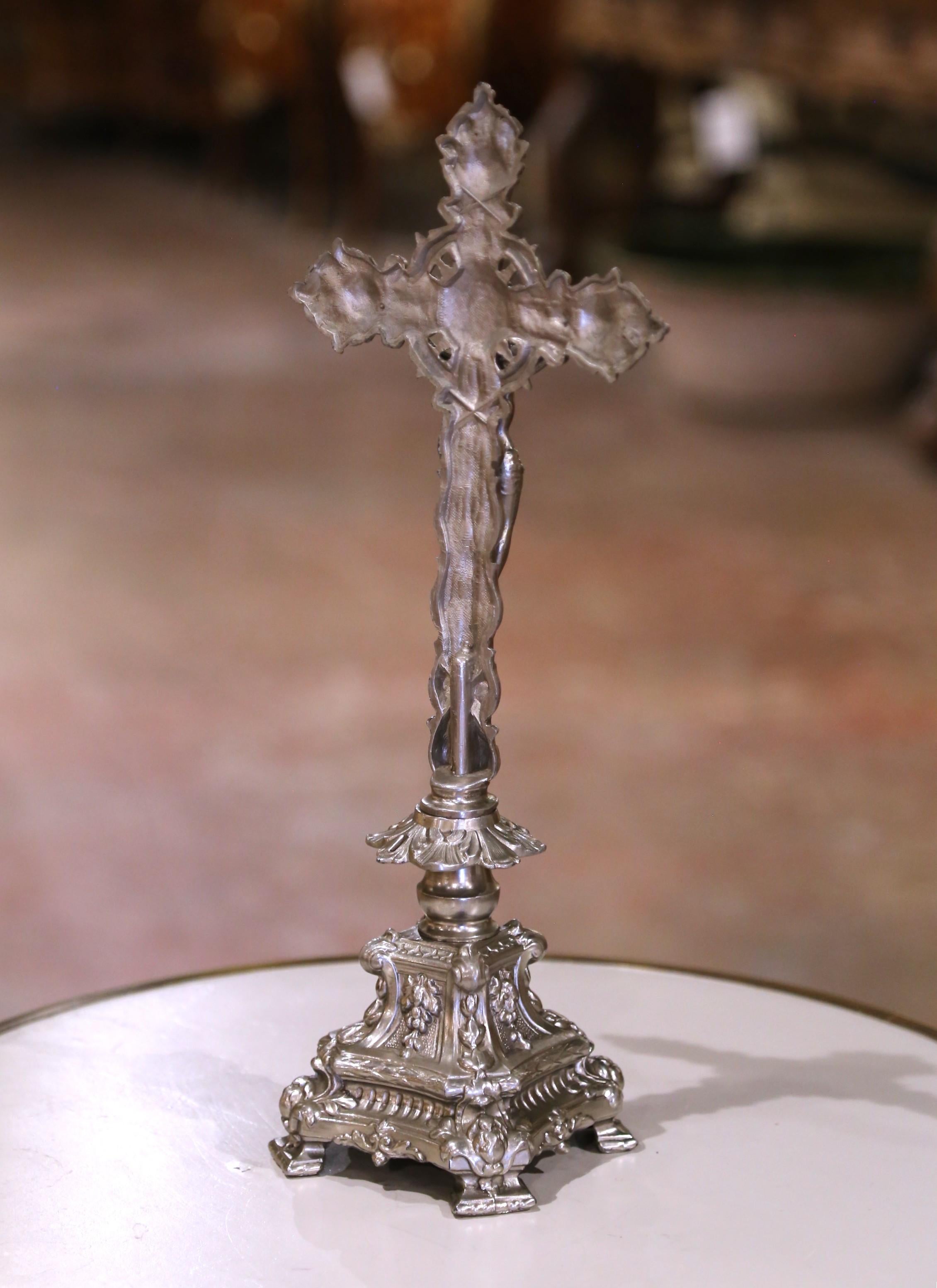 Crucifijo francés de espelta de principios del siglo XX con base ornamentada y cruz foliada en venta 1