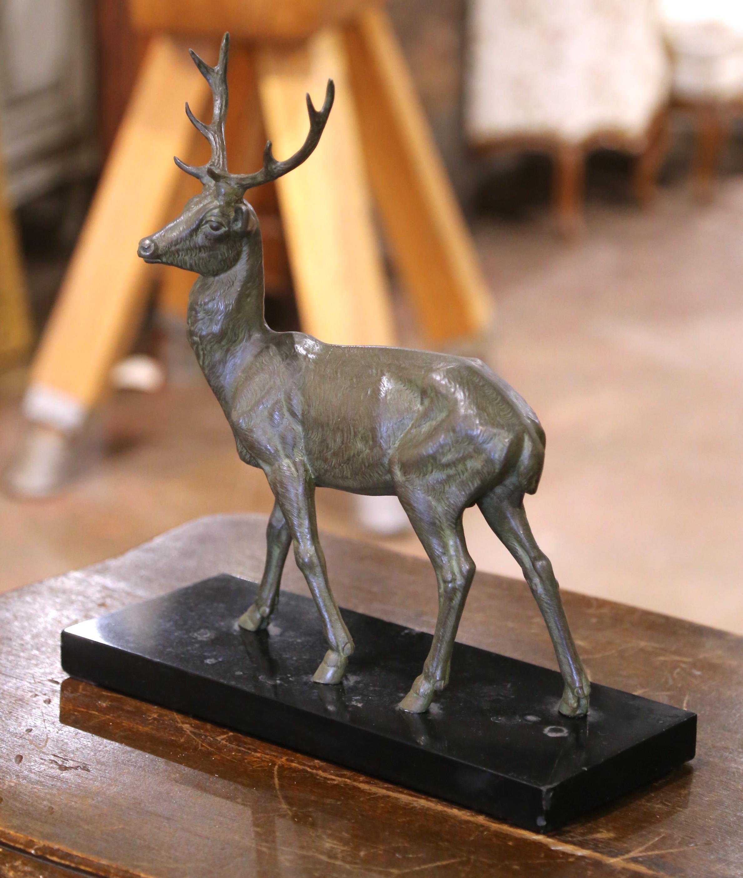 Questa raffinata scultura animalier francese dei primi del Novecento raffigura un cervo fiero e vigile in piena corsa, fuso in spelta patinata e sollevato su una base di marmo nero lucido. Firmato sulla base M. Leducq (1879-1955), uno scultore