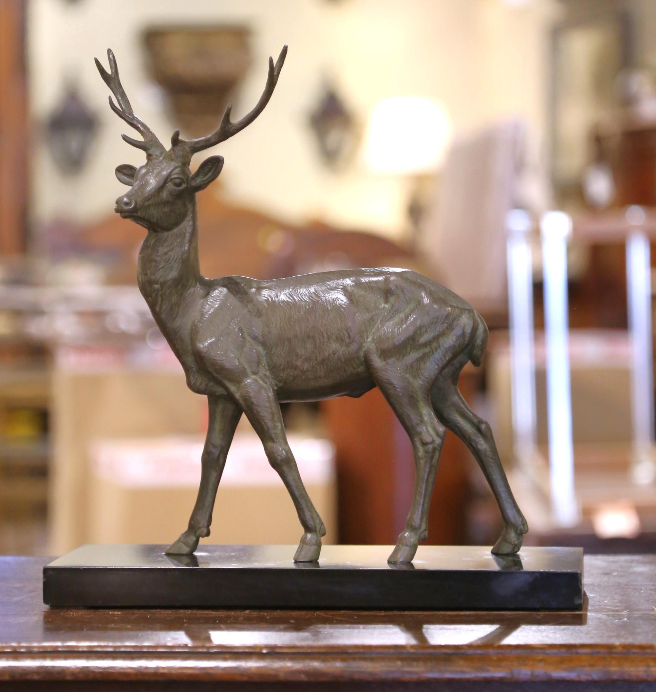 Francese Scultura di cervo in spelta francese dei primi del Novecento su base di marmo firmata M. Leducq in vendita