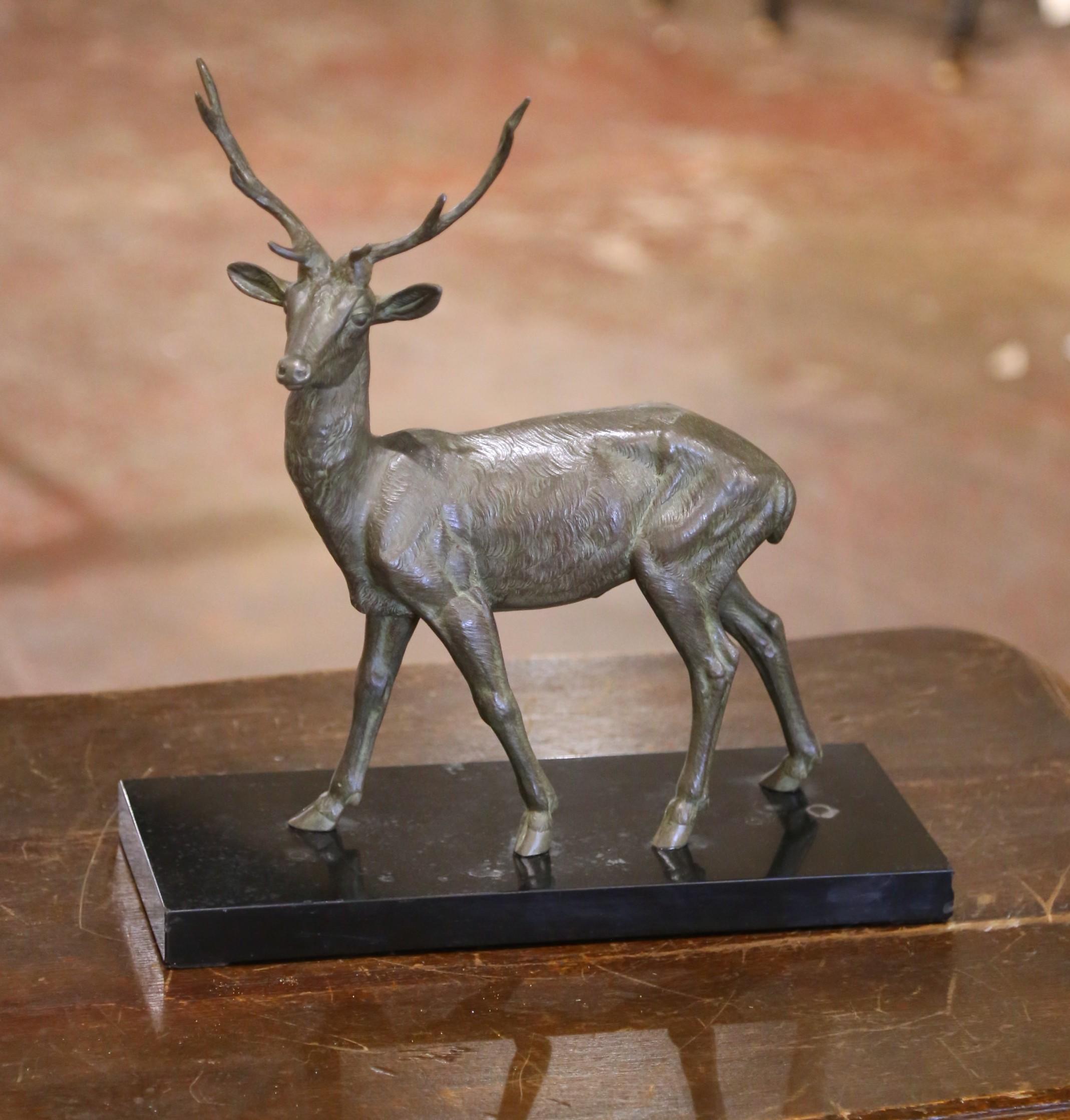 Scultura di cervo in spelta francese dei primi del Novecento su base di marmo firmata M. Leducq In condizioni ottime in vendita a Dallas, TX
