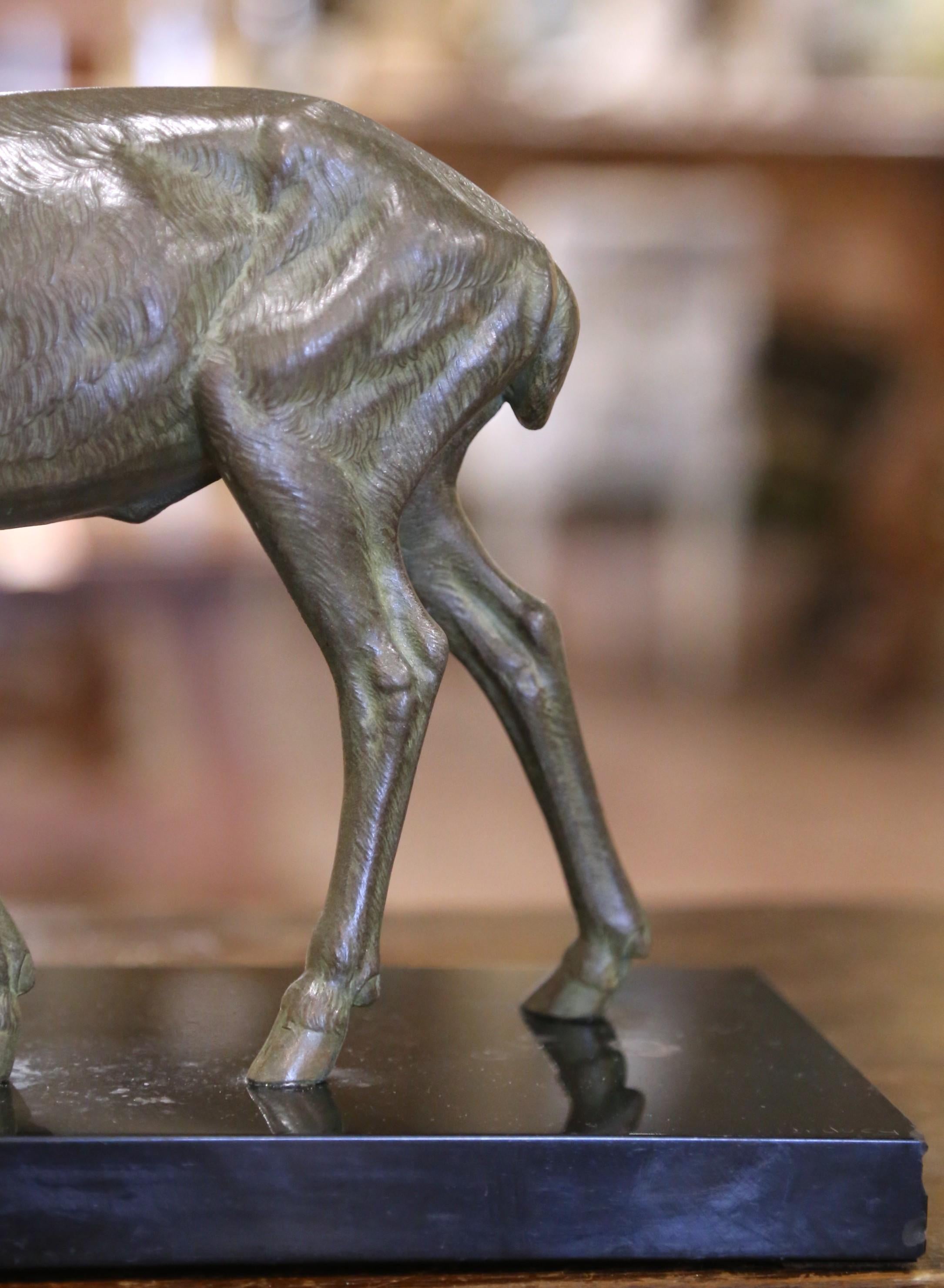 XX secolo Scultura di cervo in spelta francese dei primi del Novecento su base di marmo firmata M. Leducq in vendita