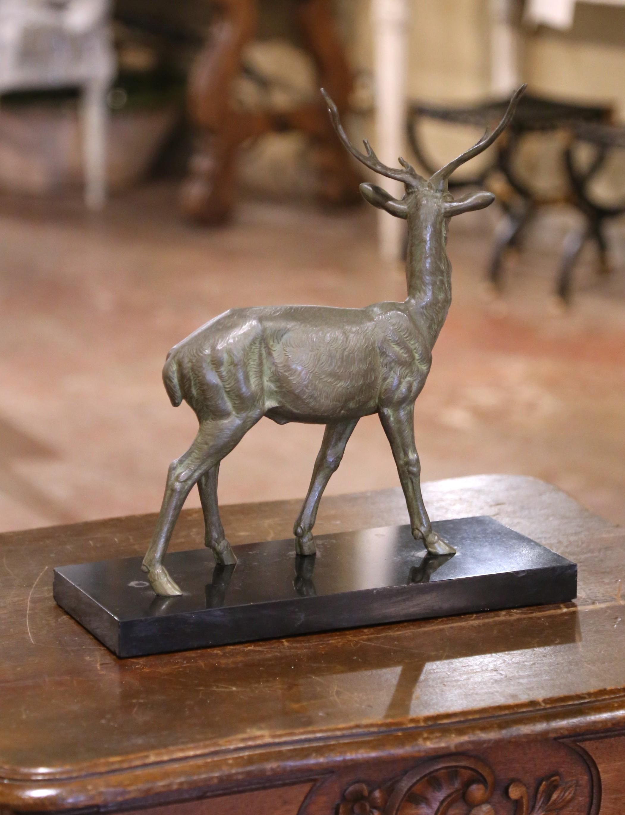Scultura di cervo in spelta francese dei primi del Novecento su base di marmo firmata M. Leducq in vendita 2