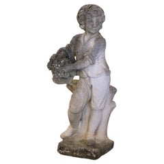 Estatua francesa de piedra de principios del siglo XX de un joven con uvas en la mano