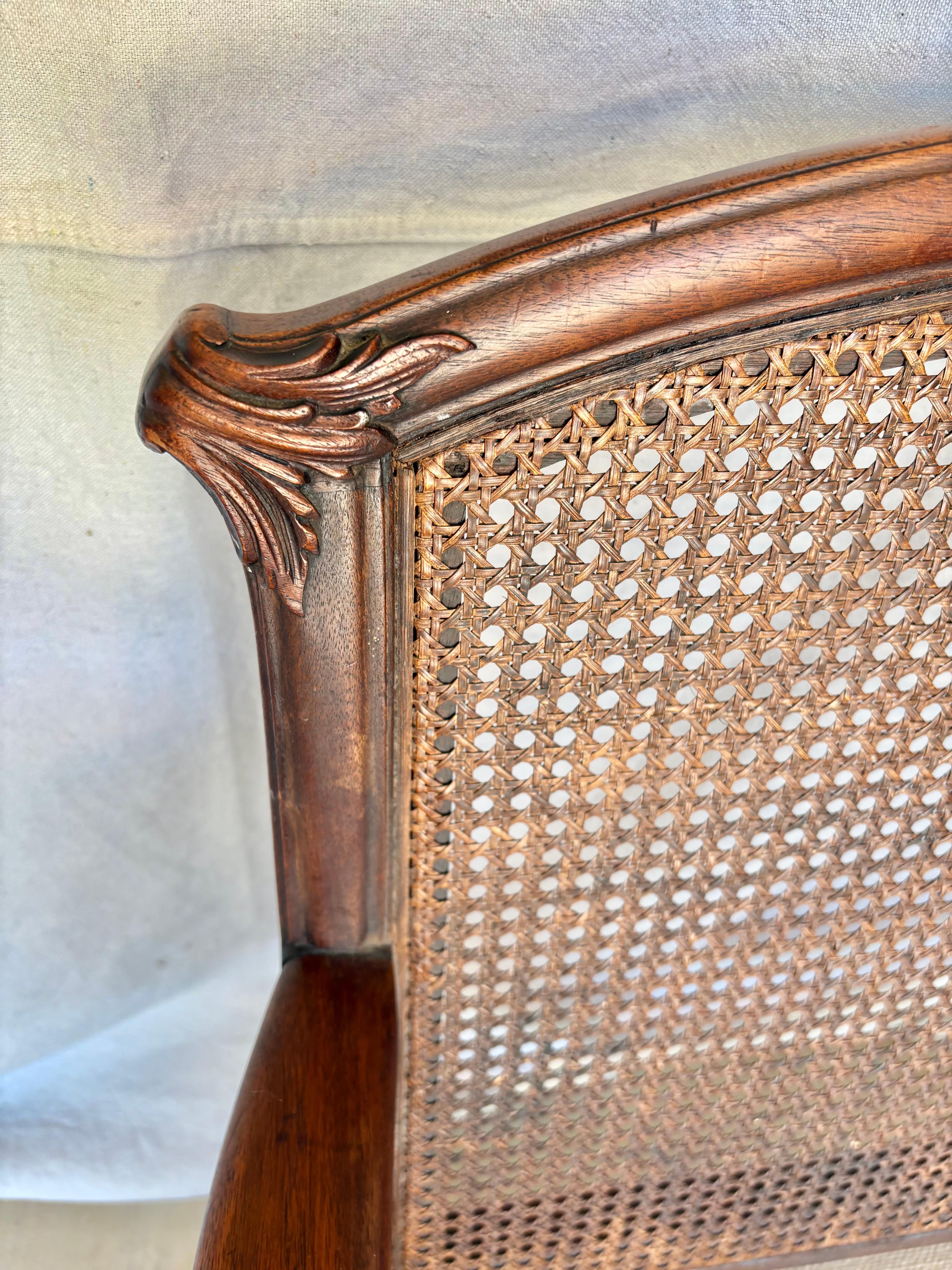 Chaise longue en noyer et rotin de style français du début du 20e siècle en vente 2