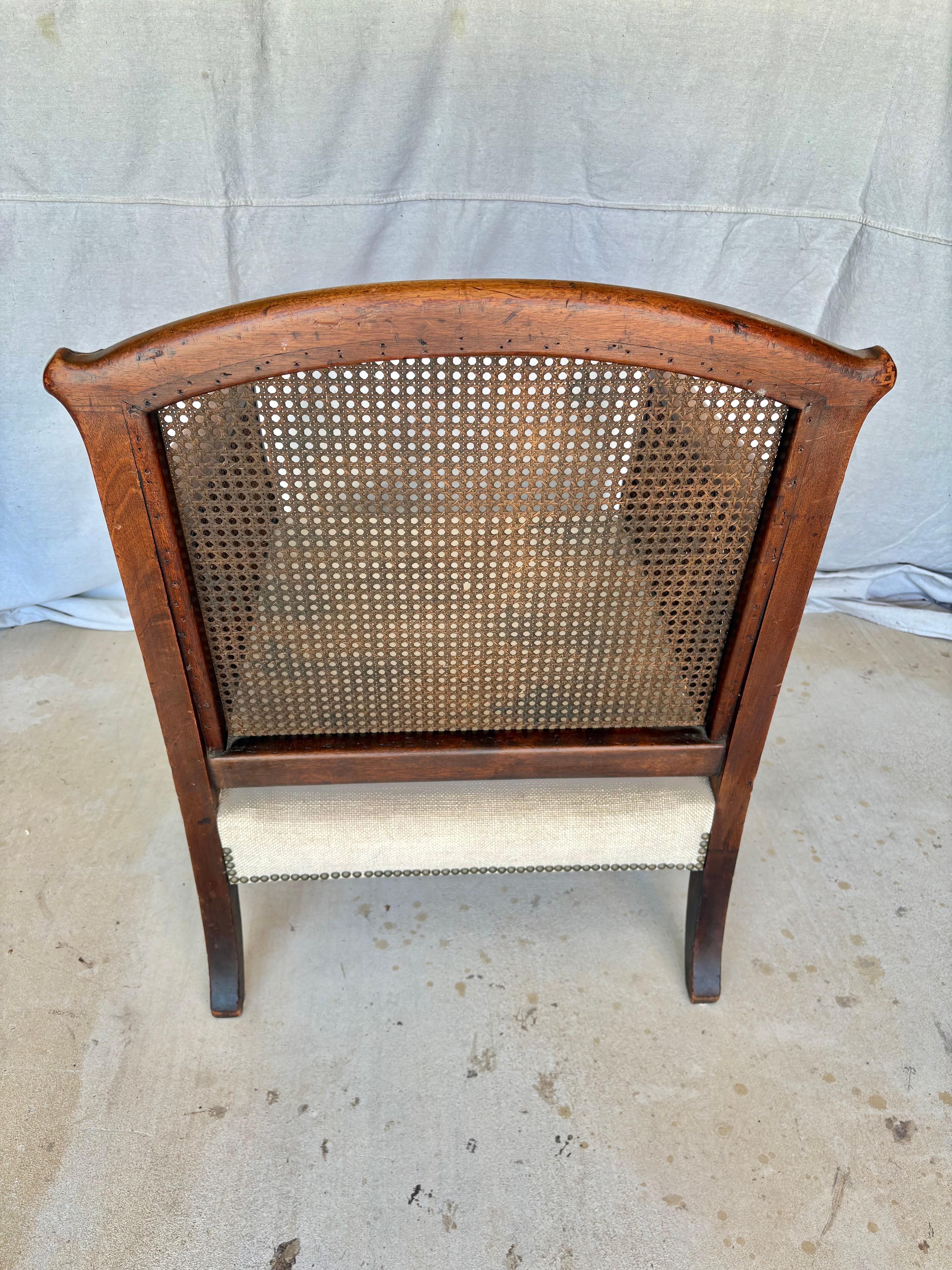 Chaise longue en noyer et rotin de style français du début du 20e siècle en vente 3