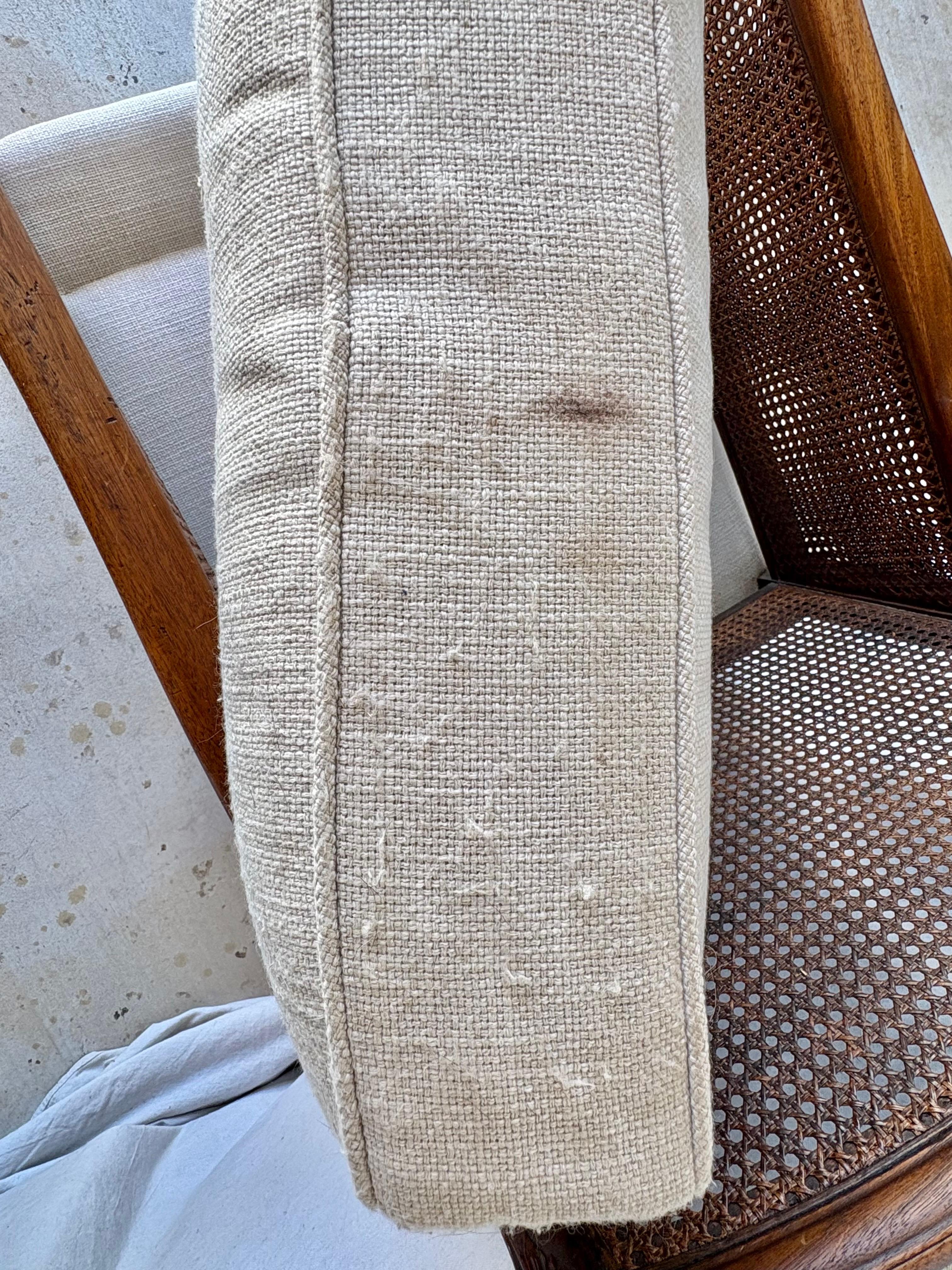 Chaise longue en noyer et rotin de style français du début du 20e siècle en vente 4