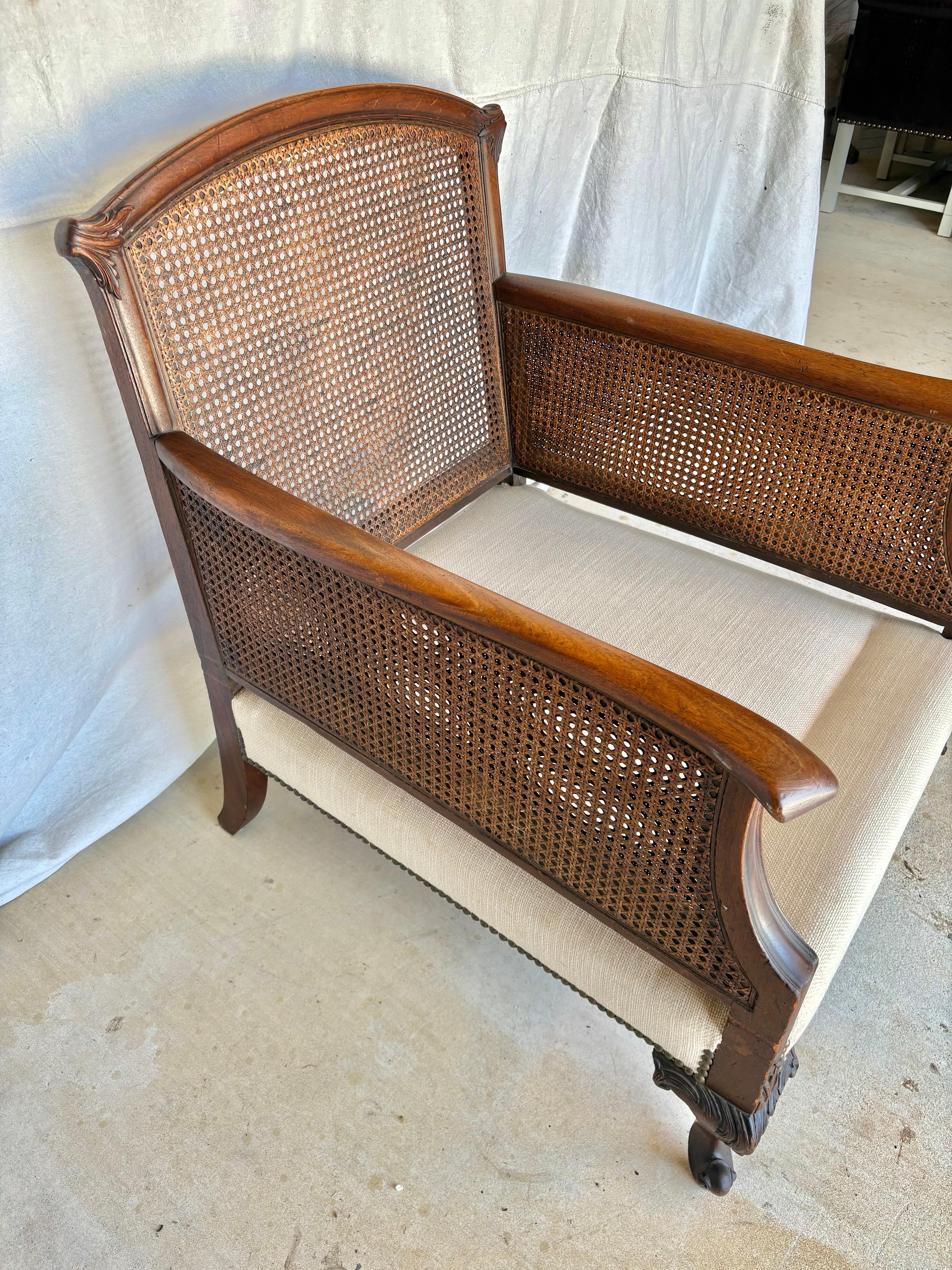 Provincial français Chaise longue en noyer et rotin de style français du début du 20e siècle en vente
