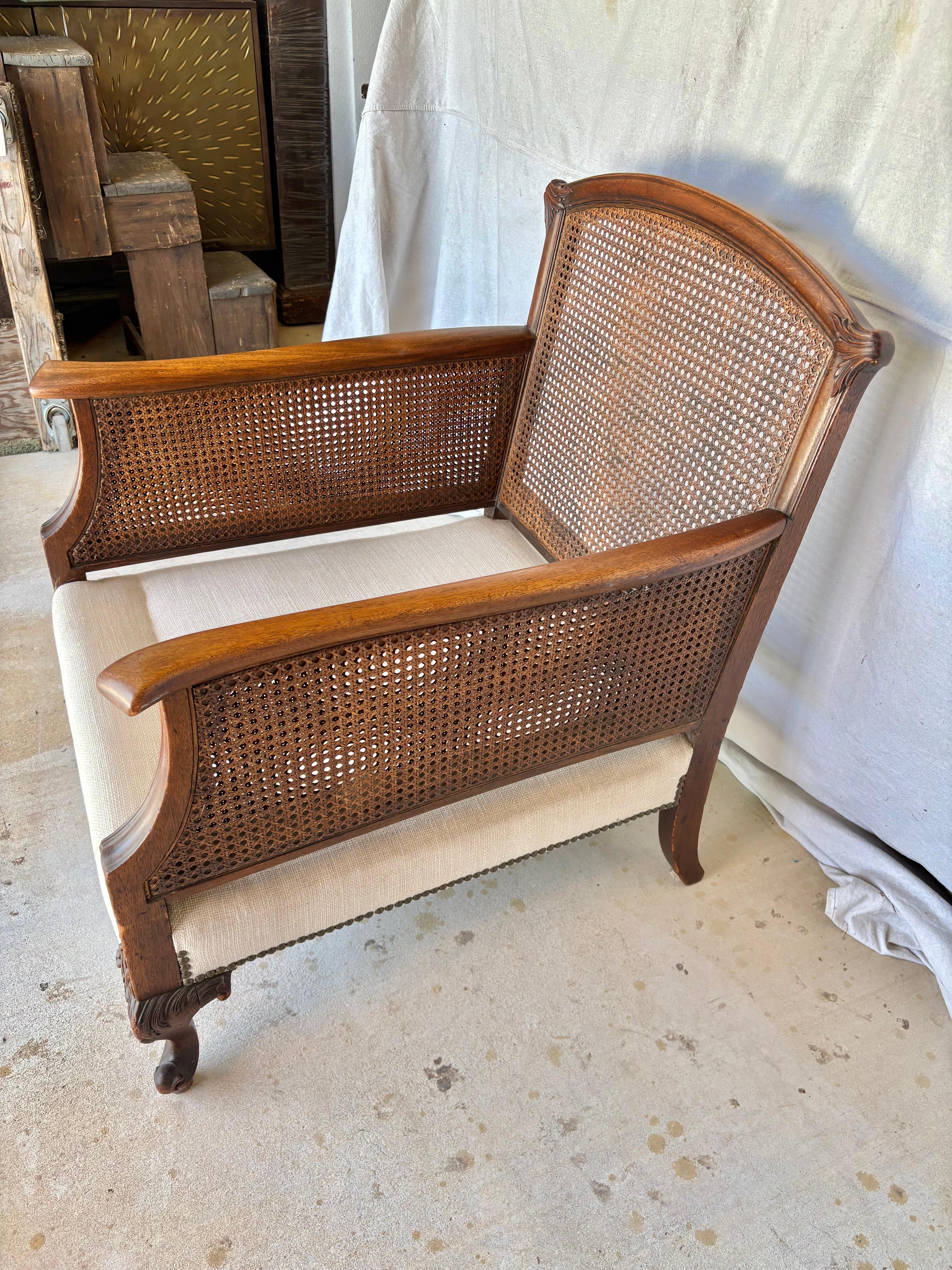 Français Chaise longue en noyer et rotin de style français du début du 20e siècle en vente