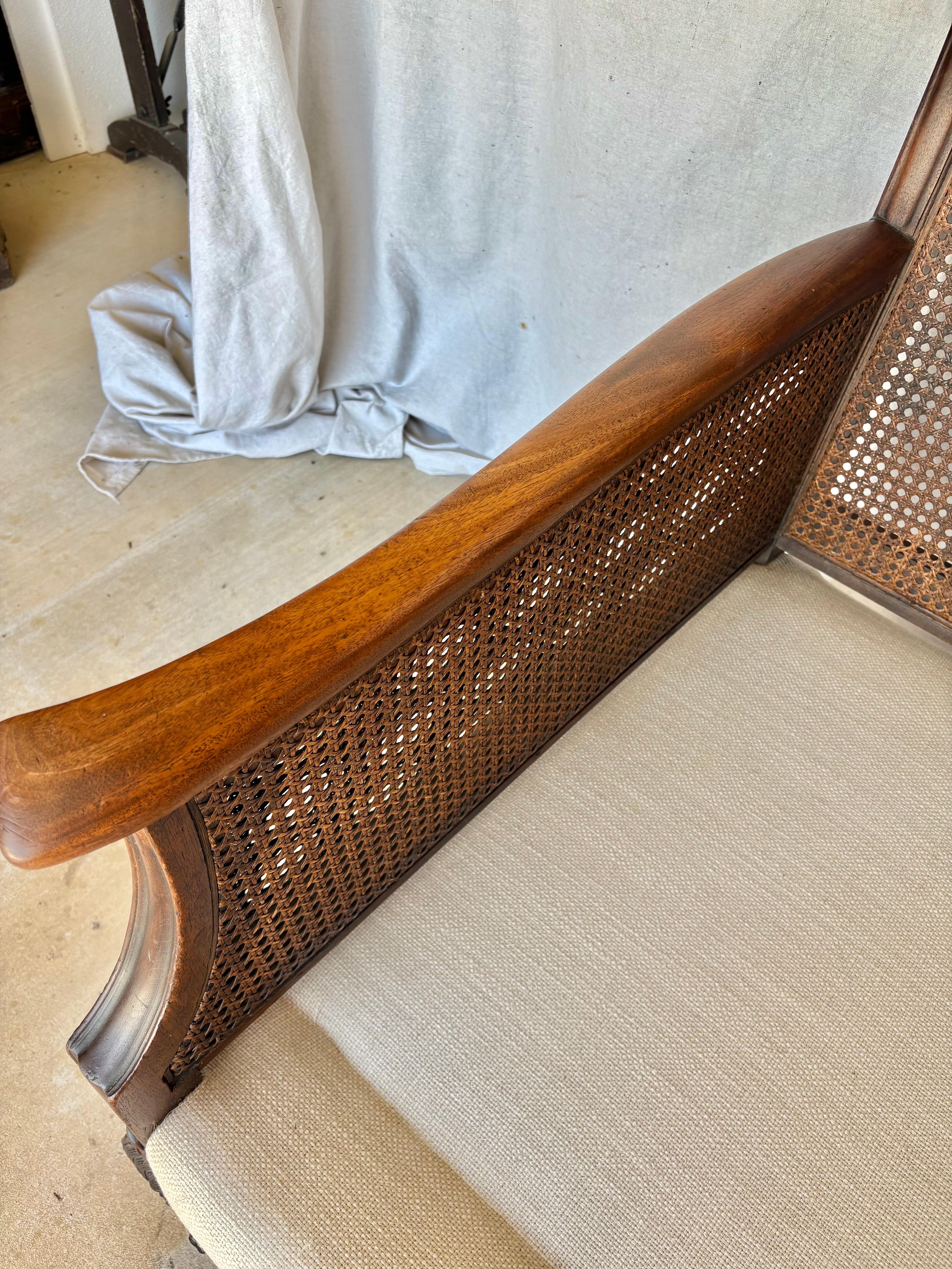Fait main Chaise longue en noyer et rotin de style français du début du 20e siècle en vente