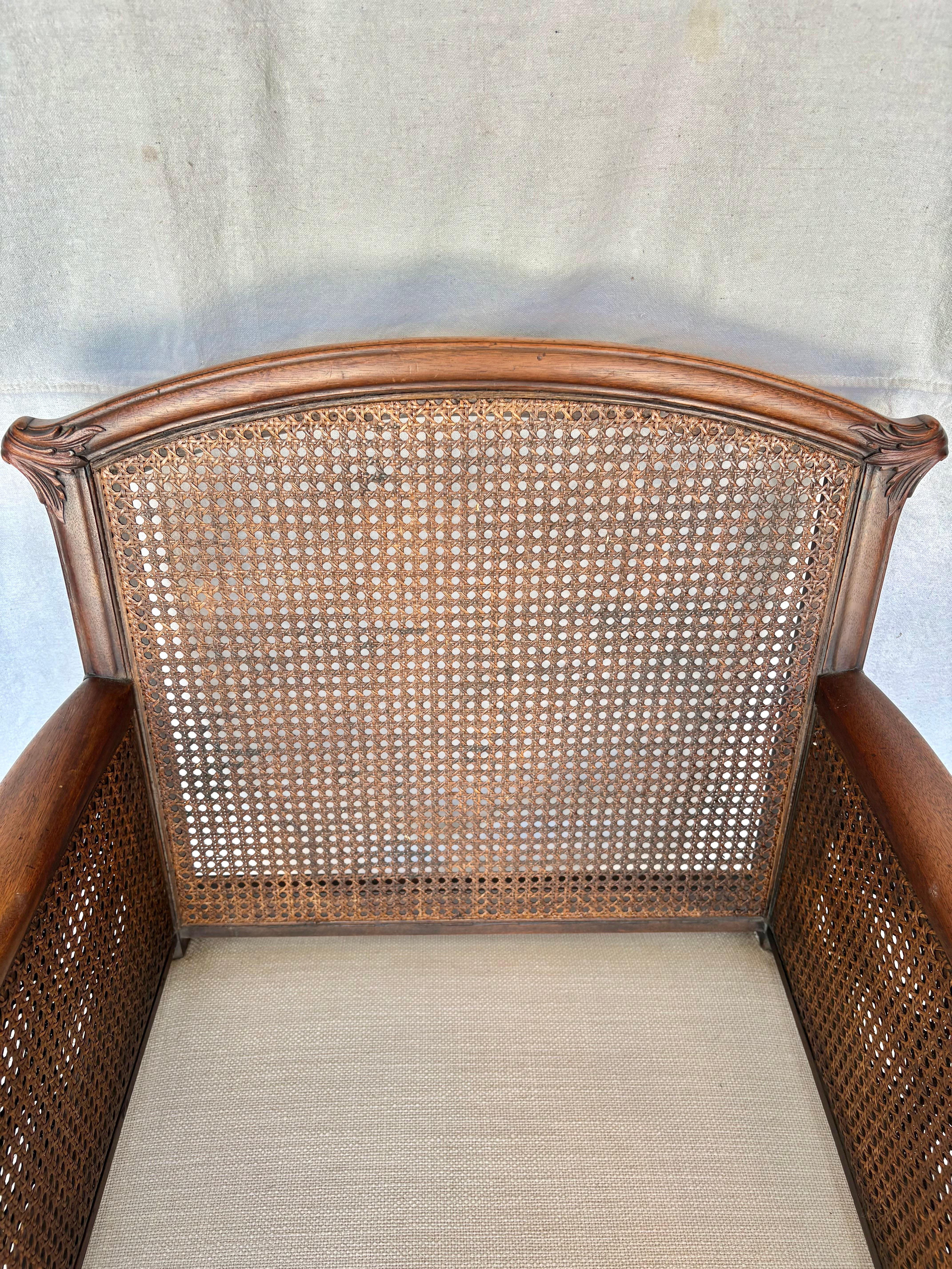 Chaise longue en noyer et rotin de style français du début du 20e siècle Bon état - En vente à Burton, TX