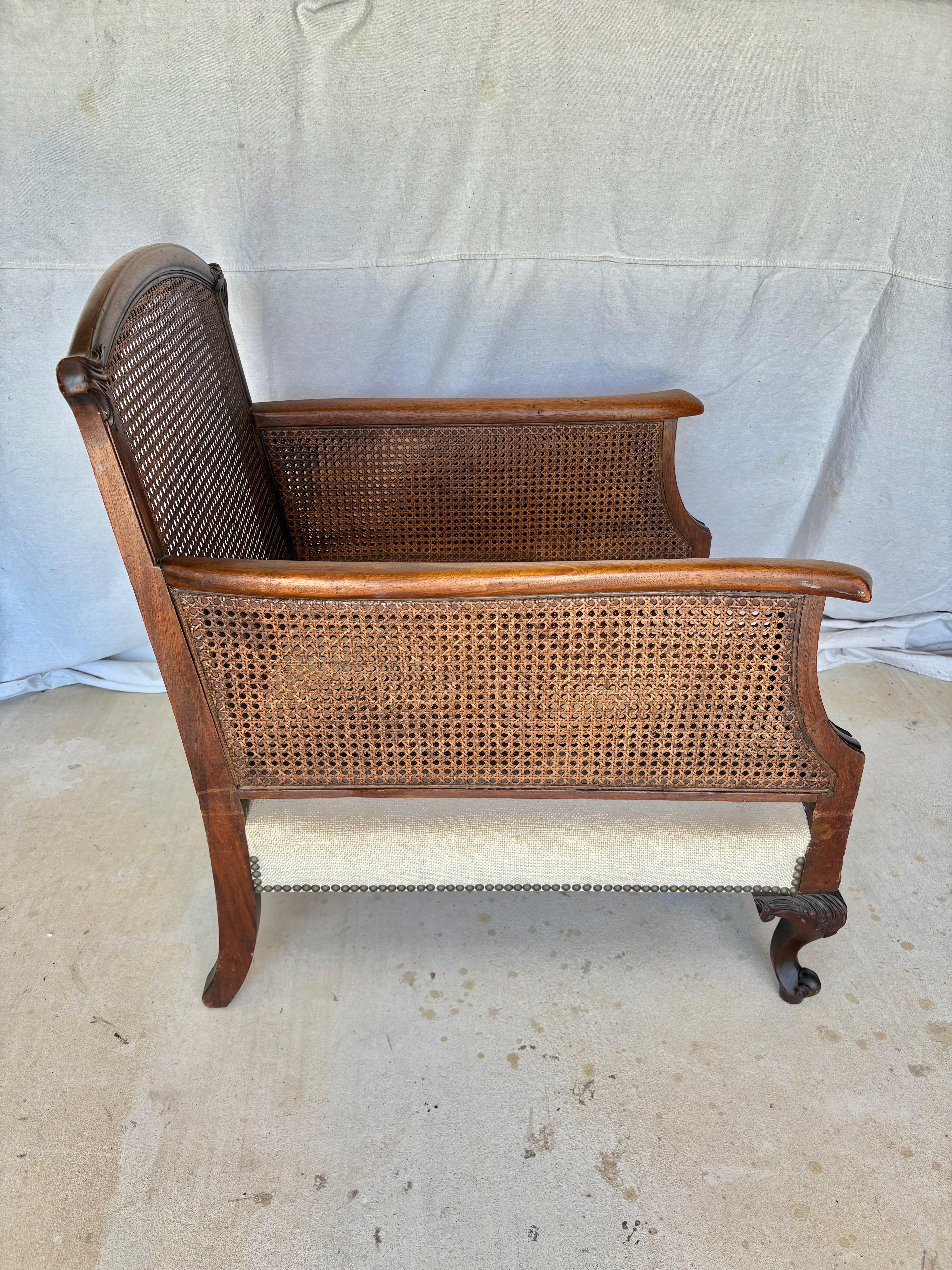 20ième siècle Chaise longue en noyer et rotin de style français du début du 20e siècle en vente