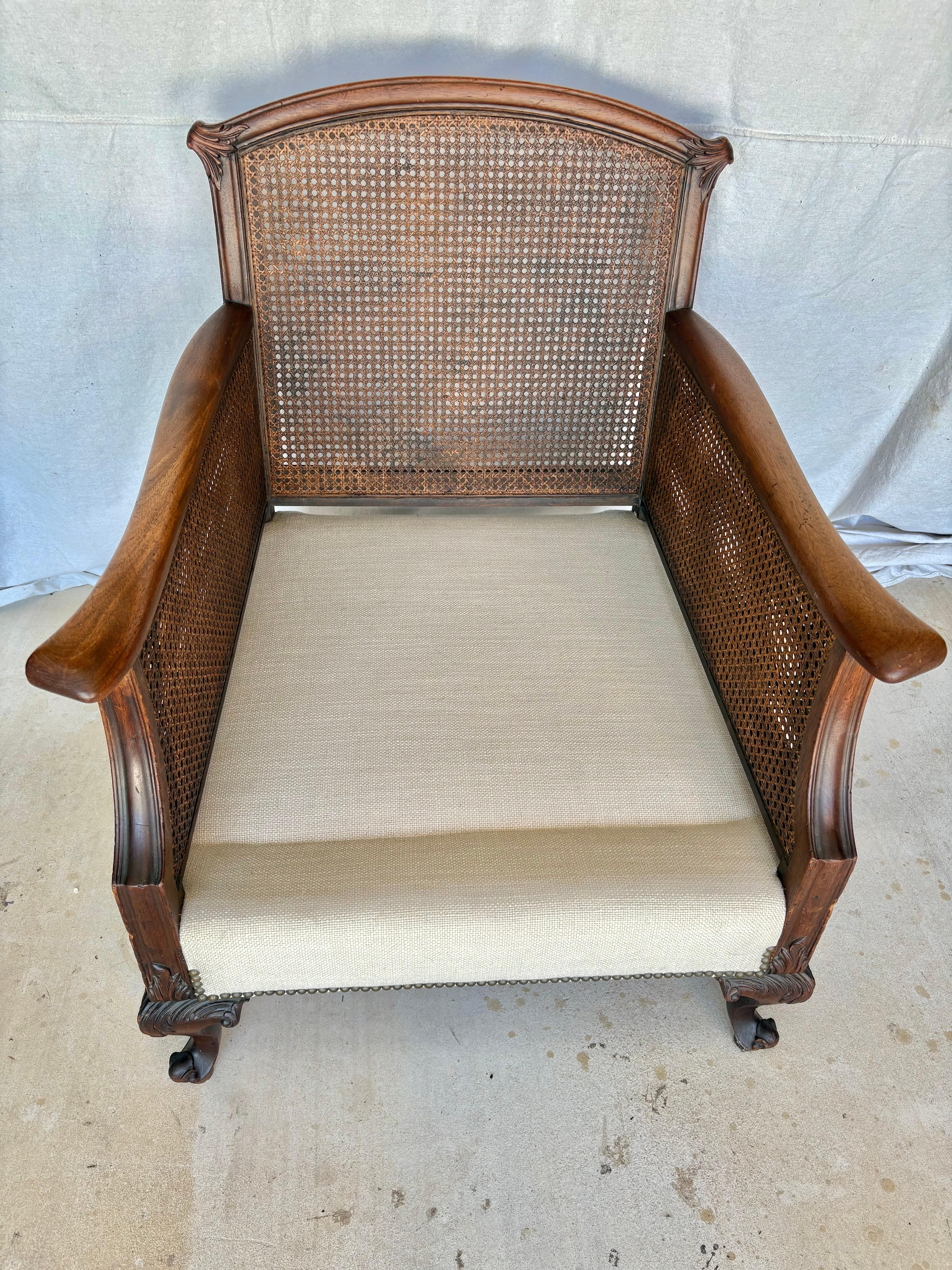 Canne Chaise longue en noyer et rotin de style français du début du 20e siècle en vente