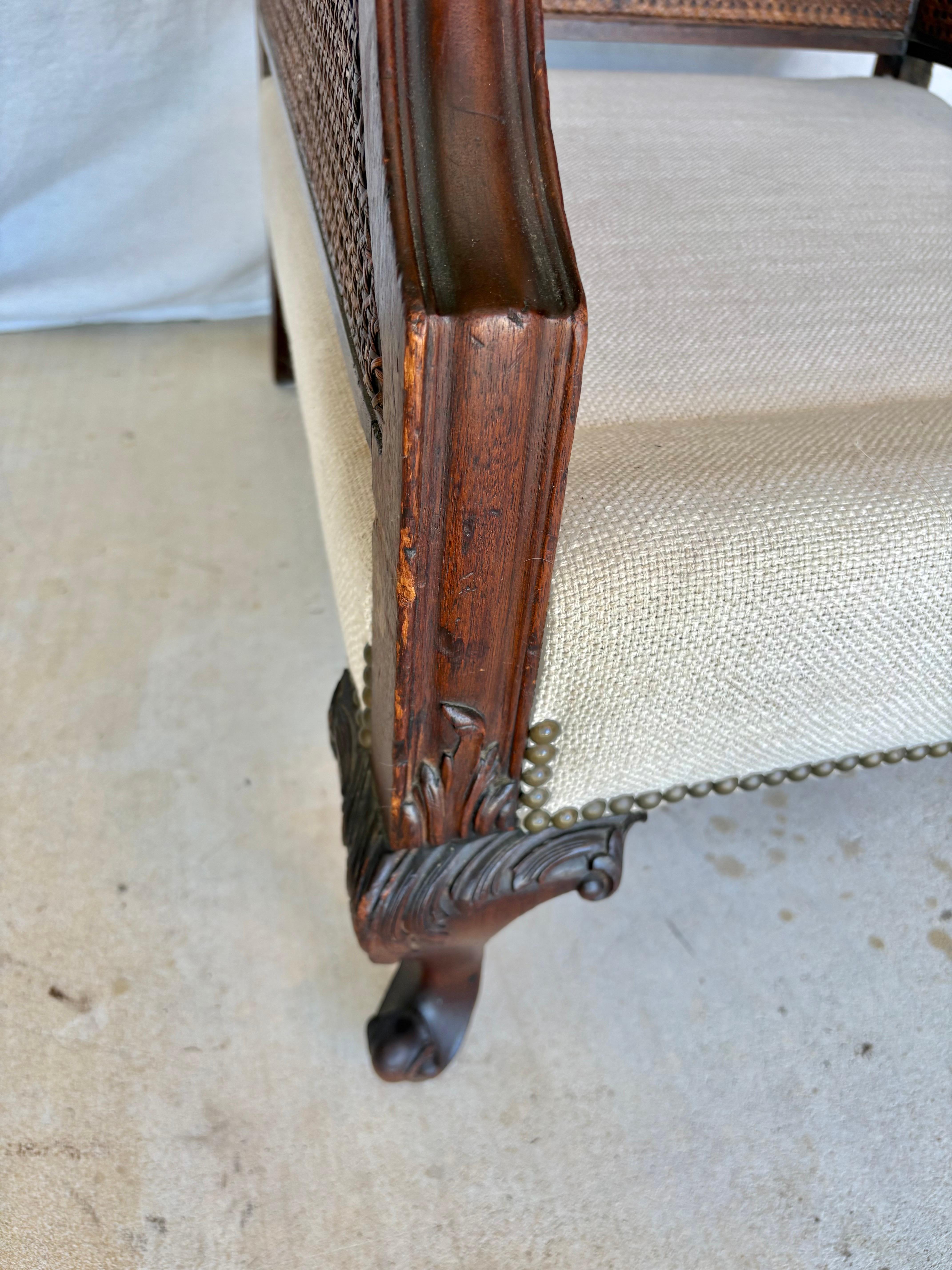 Chaise longue en noyer et rotin de style français du début du 20e siècle en vente 1