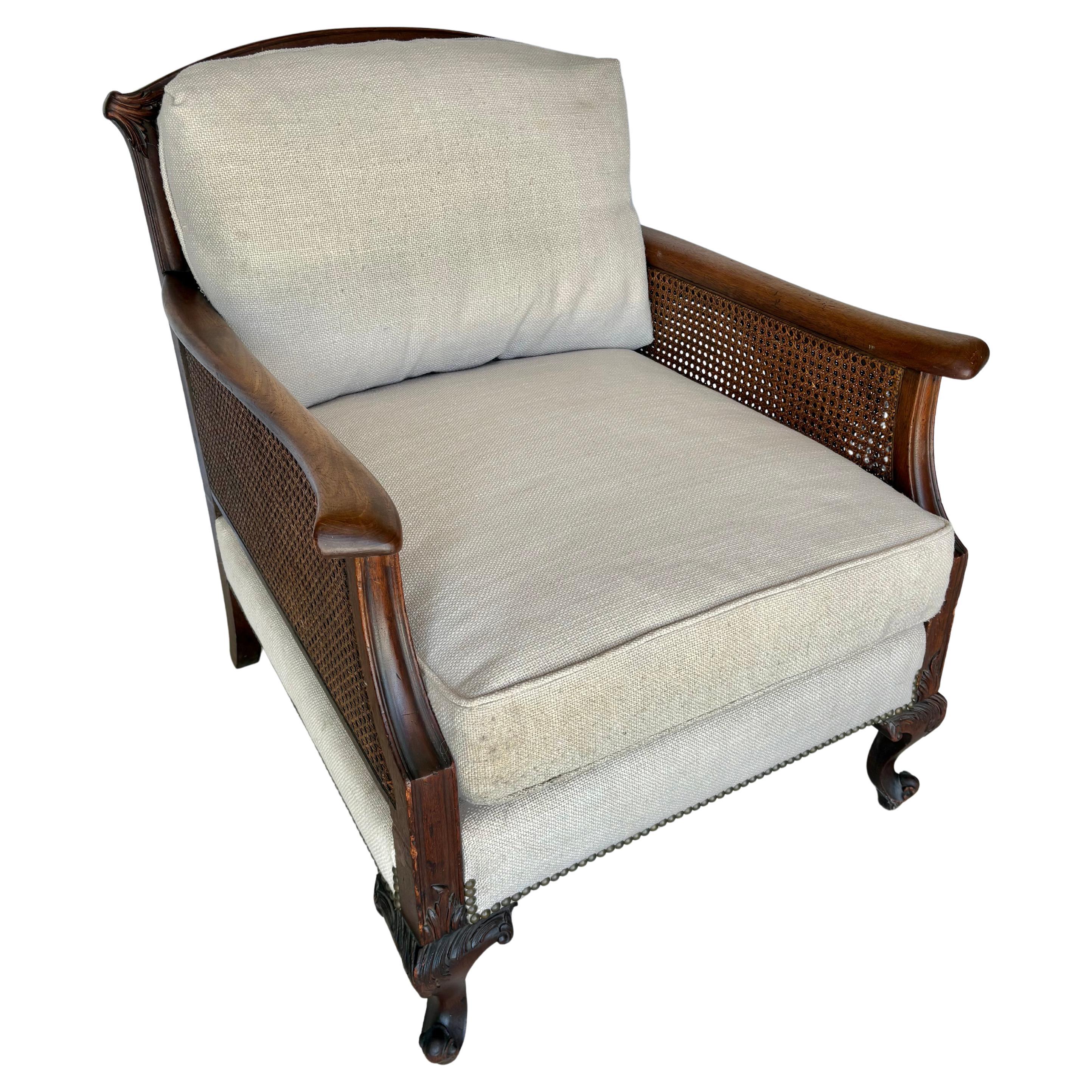 Chaise longue en noyer et rotin de style français du début du 20e siècle en vente