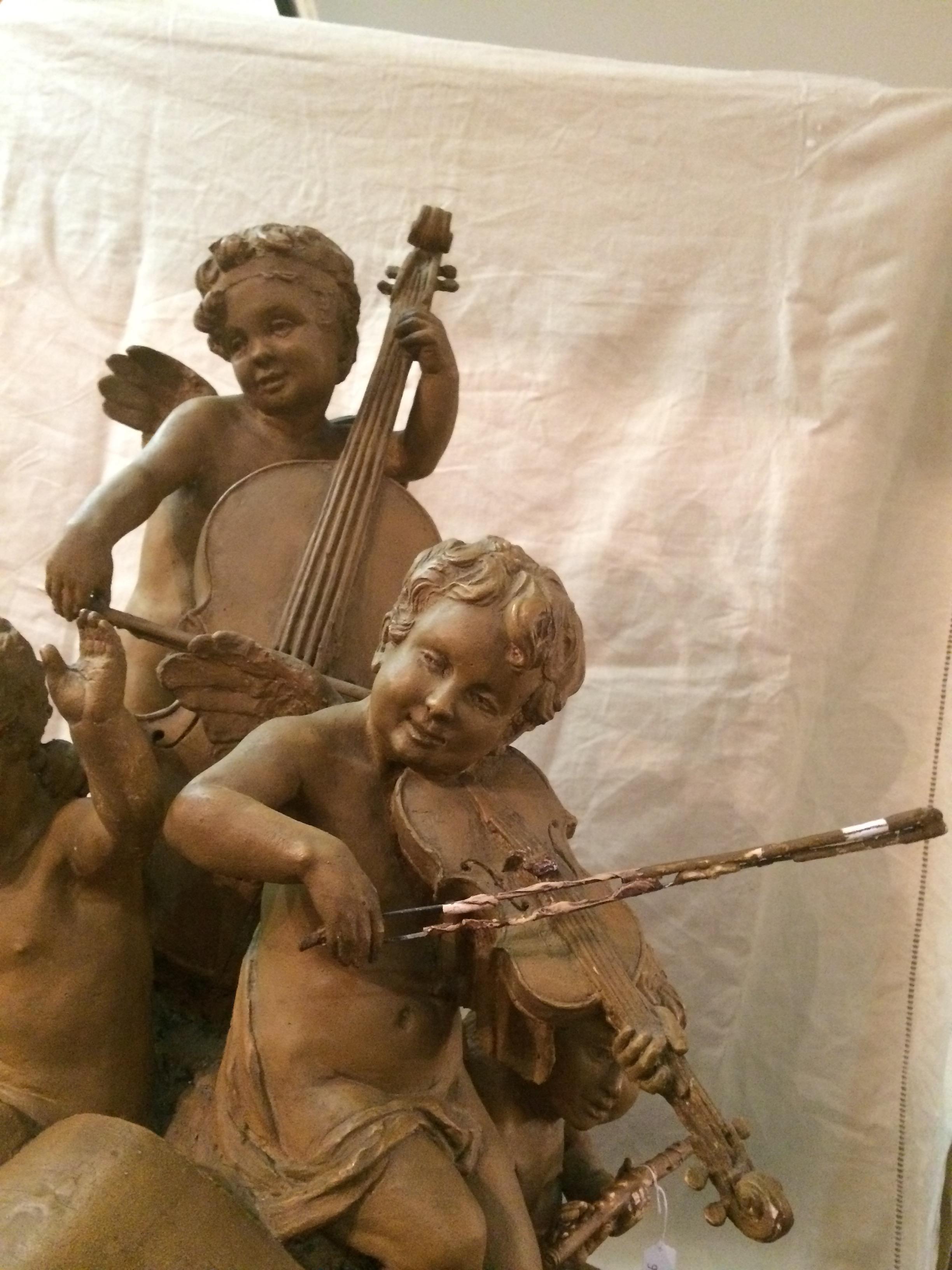 Statue d'anges musiciens en terre cuite du début du 20e siècle signée Delaspre État moyen à LEGNY, FR