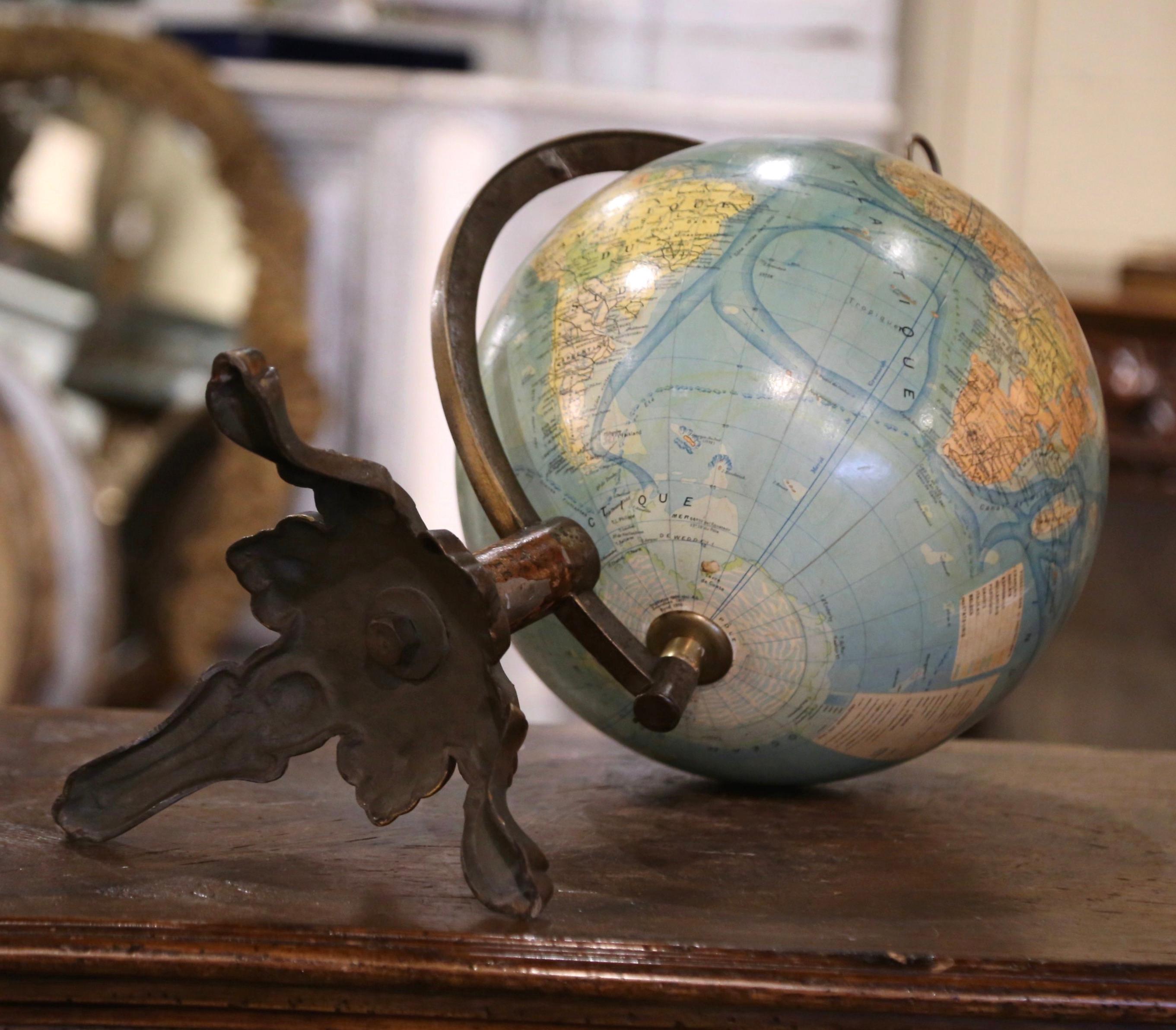Globe terrestre français du début du 20e siècle sur base en fer par J. Forest, Paris en vente 3