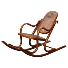 Französischer Thonet-Stil des frühen 20. Jahrhunderts Schaukelstuhl für Kinder aus Bugholz und Rohrholz