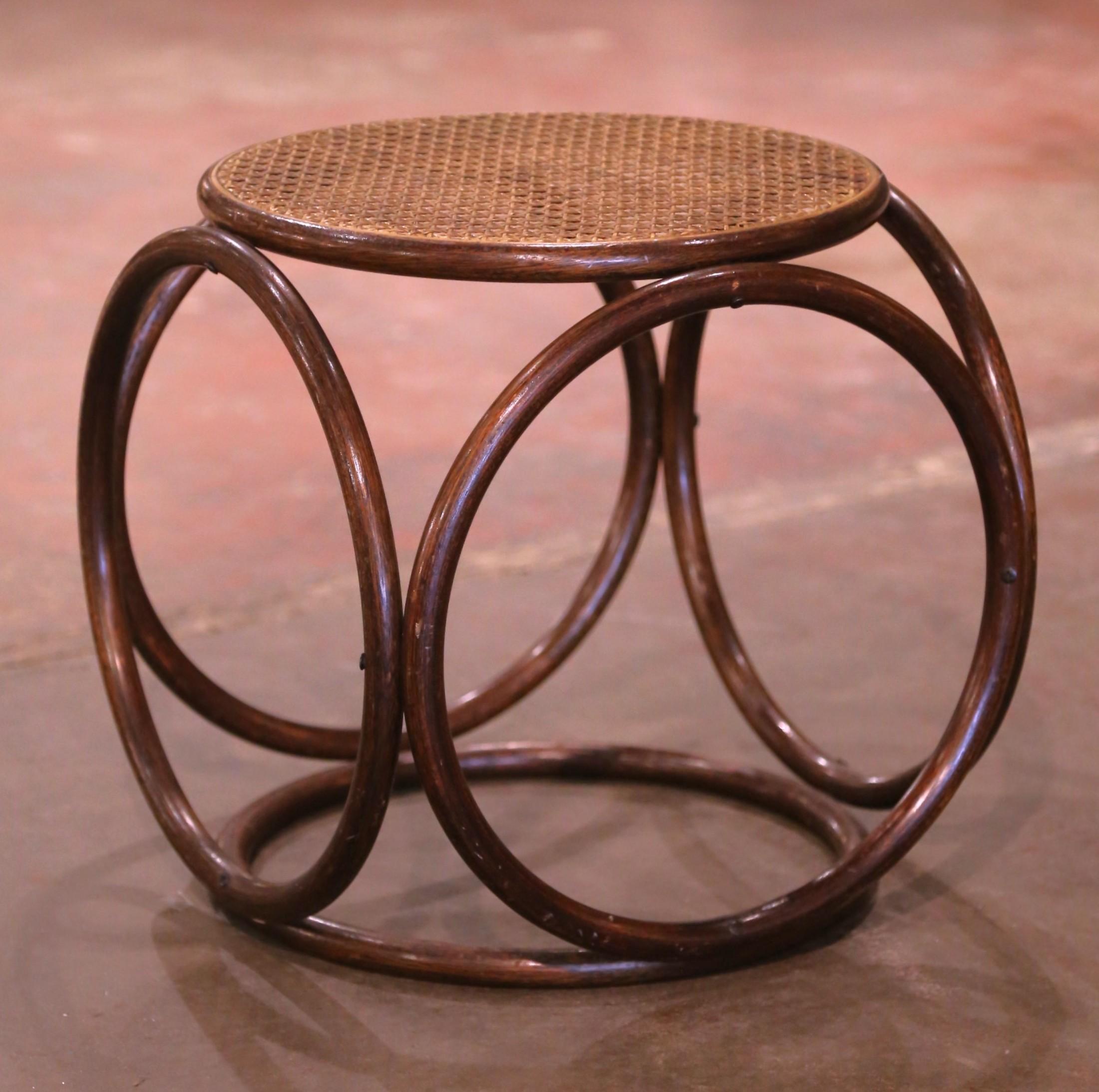 Utilisez ce magnifique tabouret classique et intemporel comme siège supplémentaire dans un bureau ou une salle de jeu. Créé en France vers 1930, et attribué à Michael Thonet, le tabouret est construit en bois courbé et habillé d'une assise en rotin