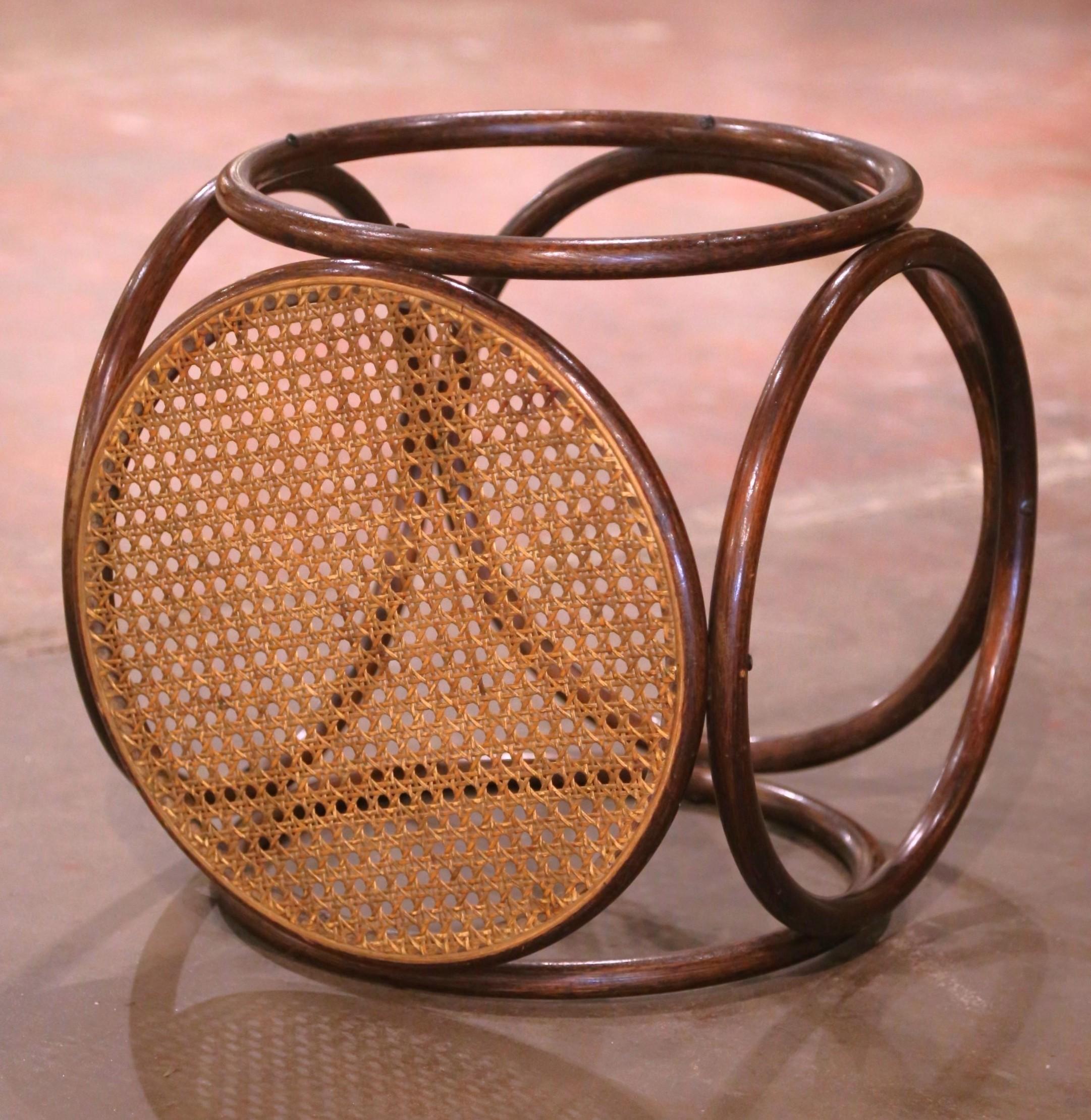 Français Tabouret en bois et canne de style Thonet du début du 20e siècle en vente