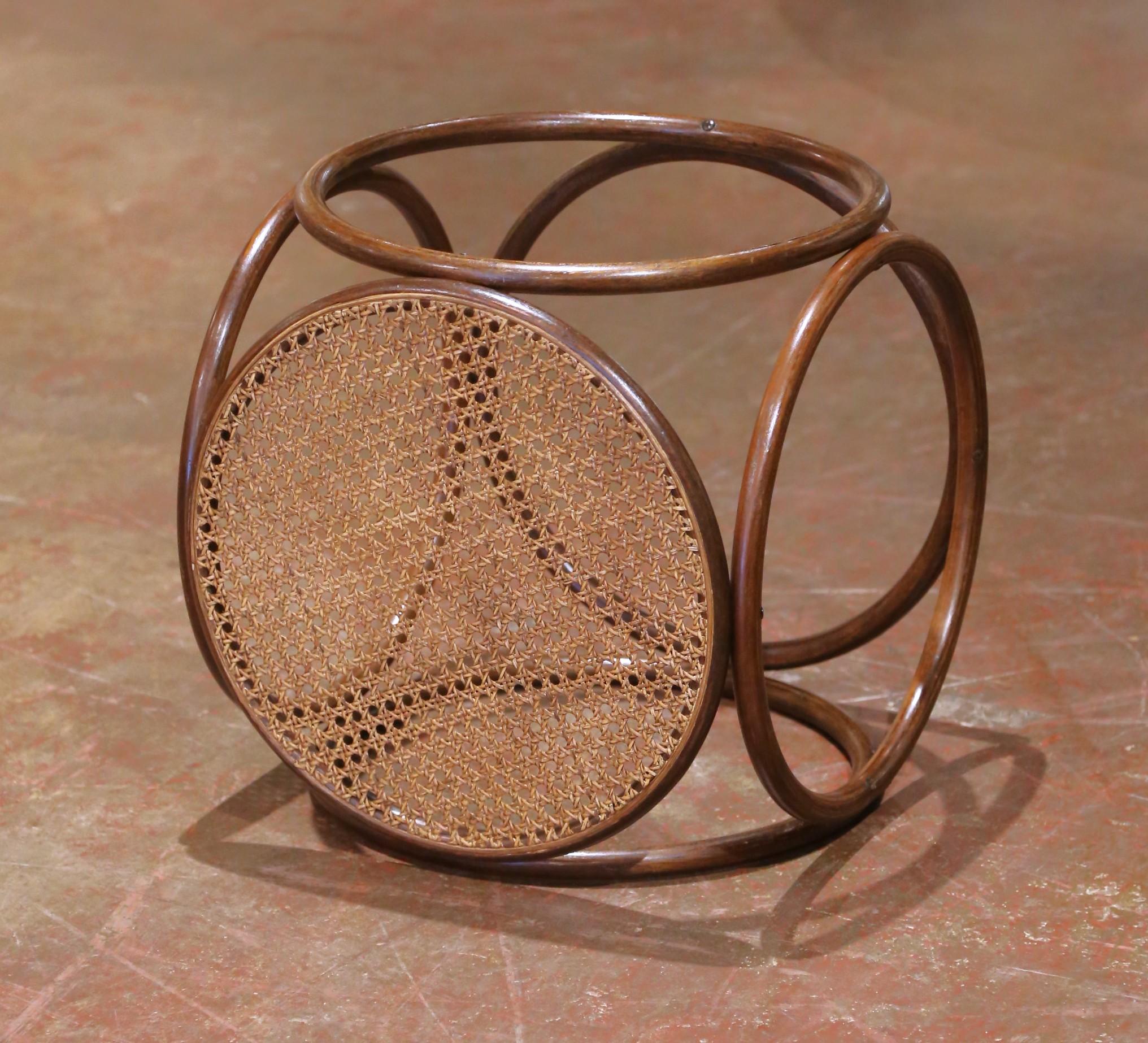 Otomana de madera curvada y caña de estilo Thonet francés de principios del siglo XX Francés en venta