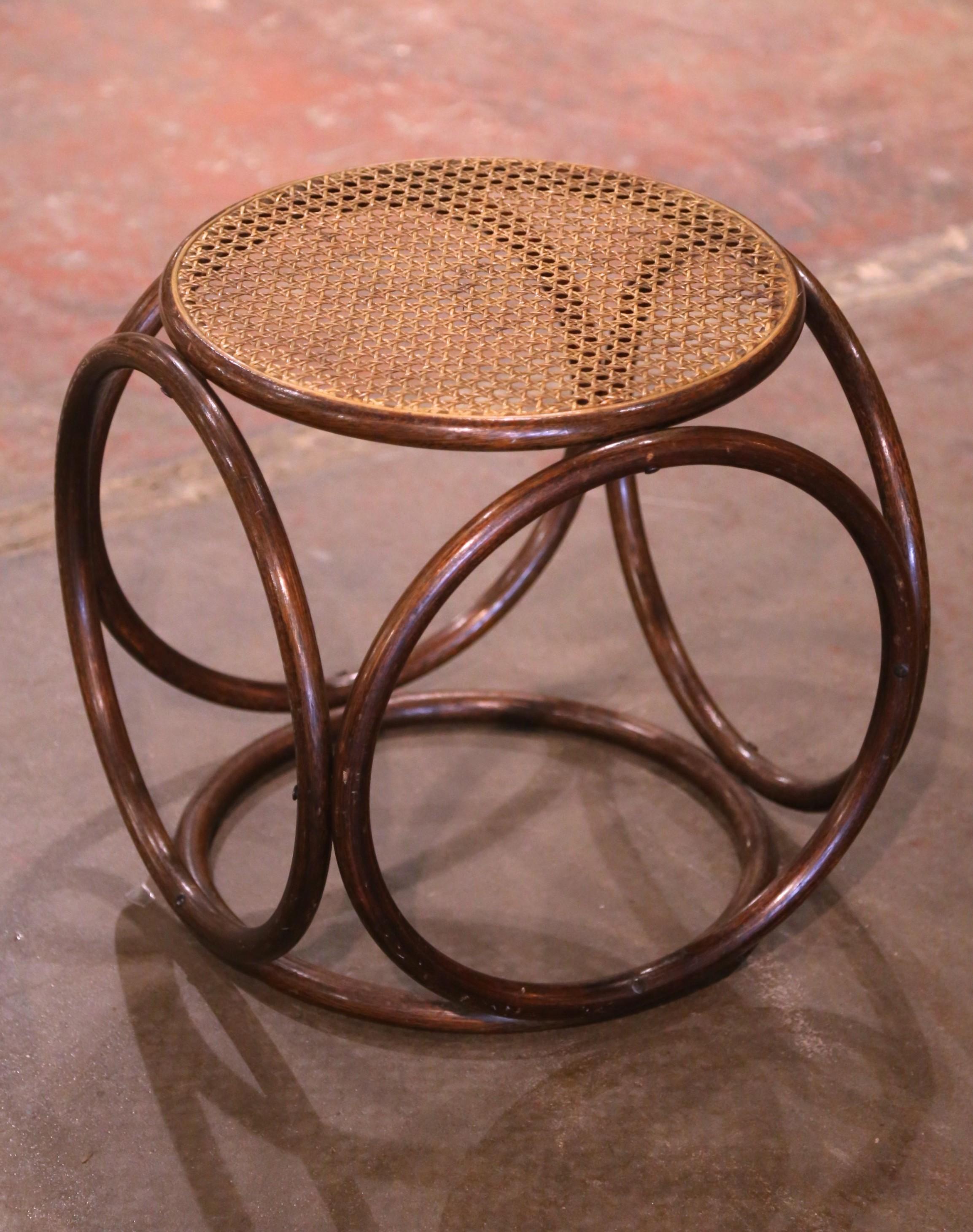 Fait main Tabouret en bois et canne de style Thonet du début du 20e siècle en vente