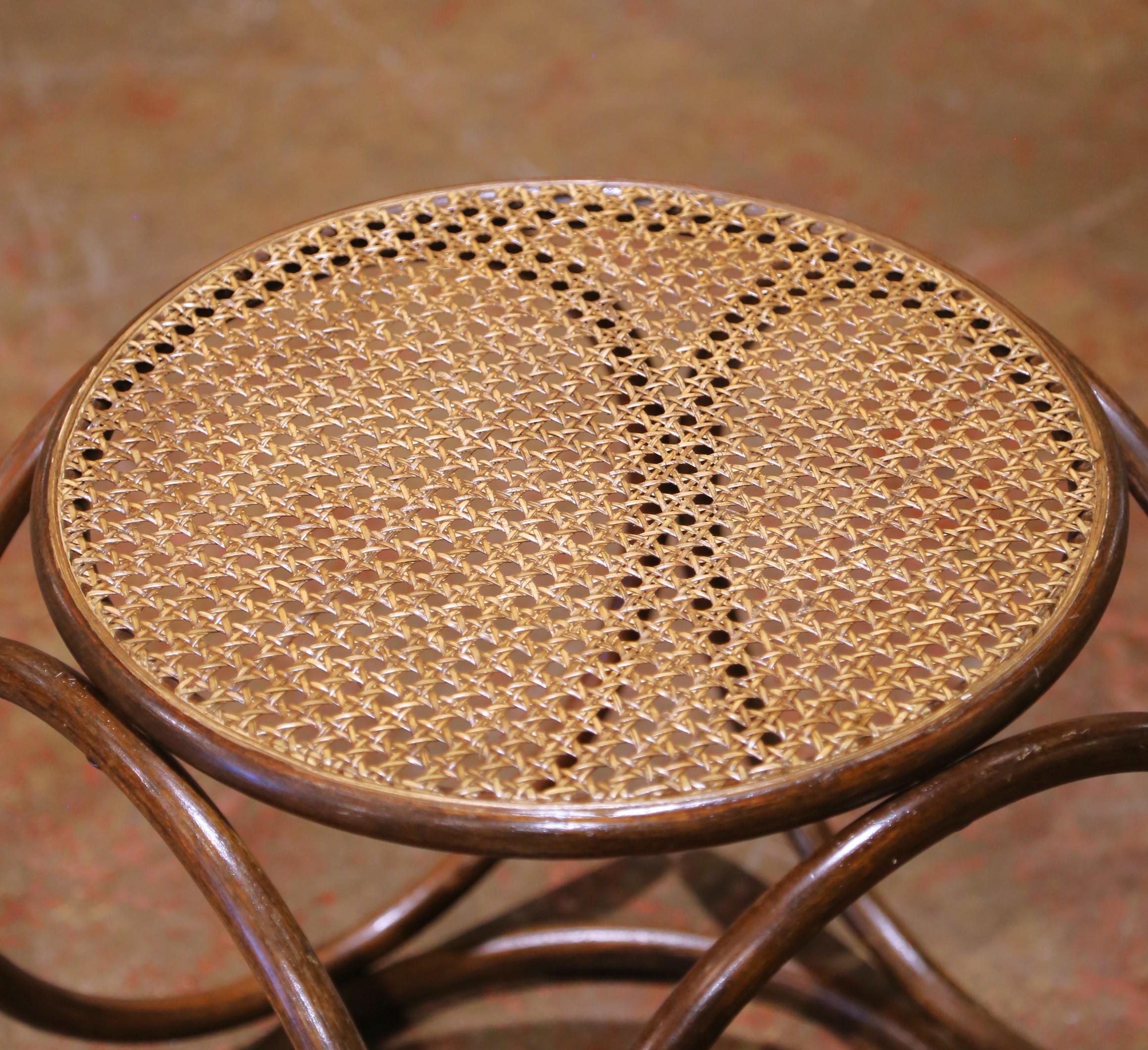 Otomana de madera curvada y caña de estilo Thonet francés de principios del siglo XX Hecho a mano en venta