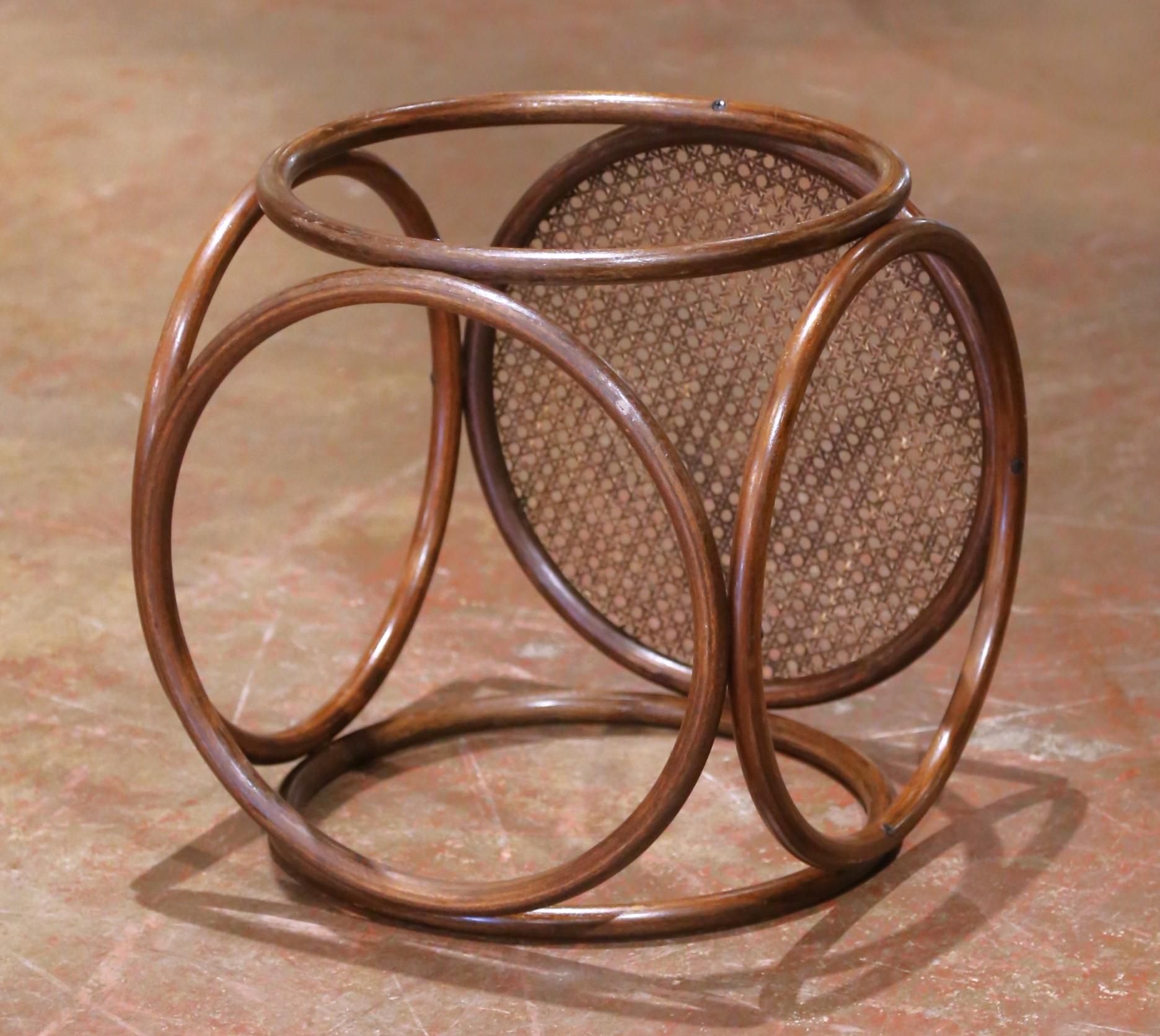 Otomana de madera curvada y caña de estilo Thonet francés de principios del siglo XX Caña en venta