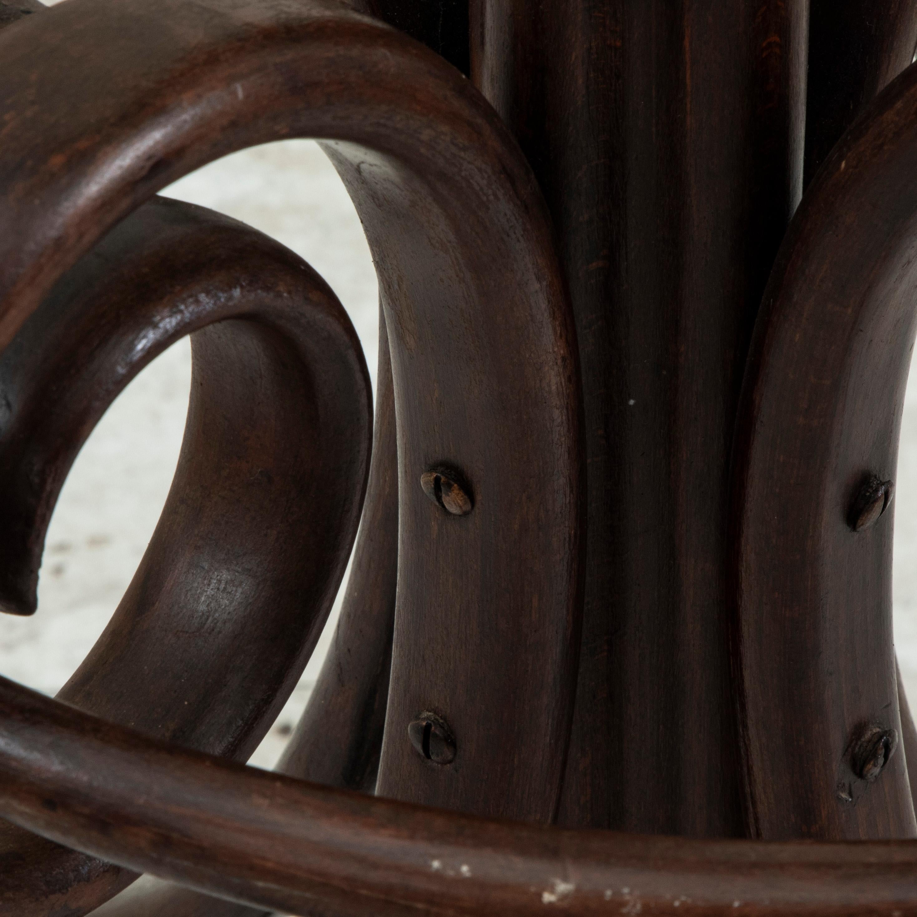 Albero da ingresso o appendiabiti in legno curvato in stile Thonet francese dei primi del Novecento 6