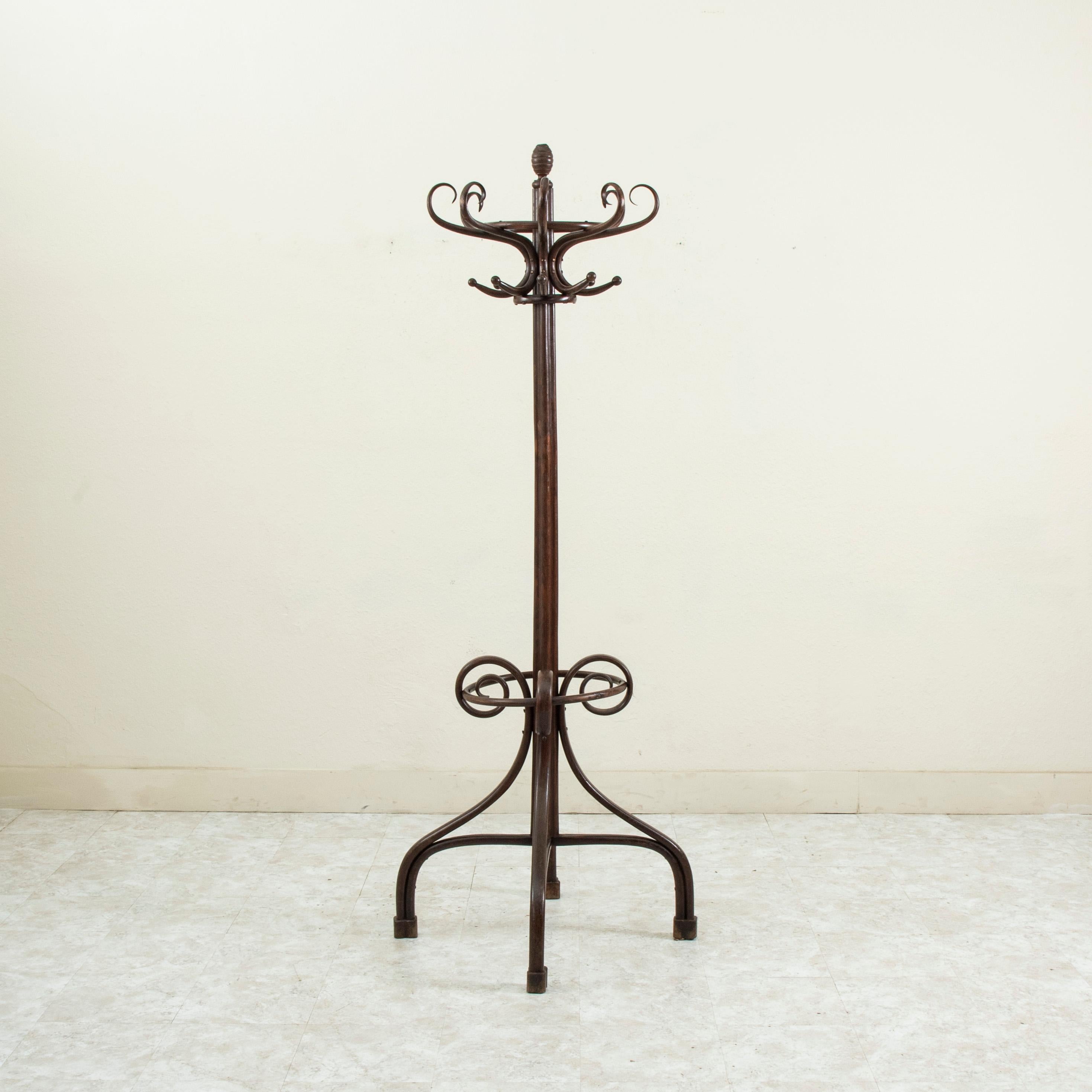 Questo classico appendiabiti o albero da ingresso in stile Thonet, risalente ai primi anni del Novecento, è realizzato in legno di faggio curvato con una ricca finitura. Dispone di otto ganci per cappelli e cappotti e di un portaombrelli