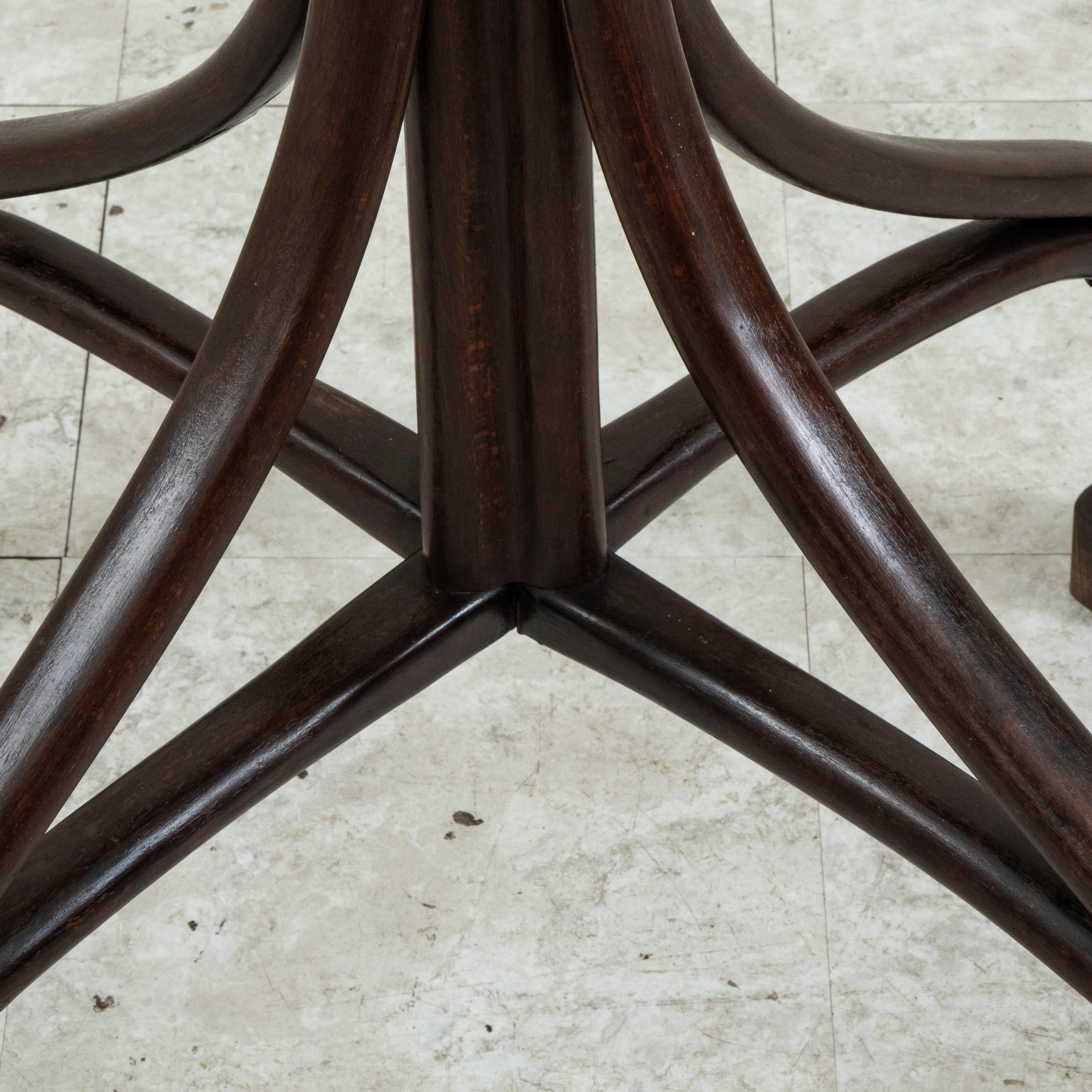 Albero da ingresso o appendiabiti in legno curvato in stile Thonet francese dei primi del Novecento 1