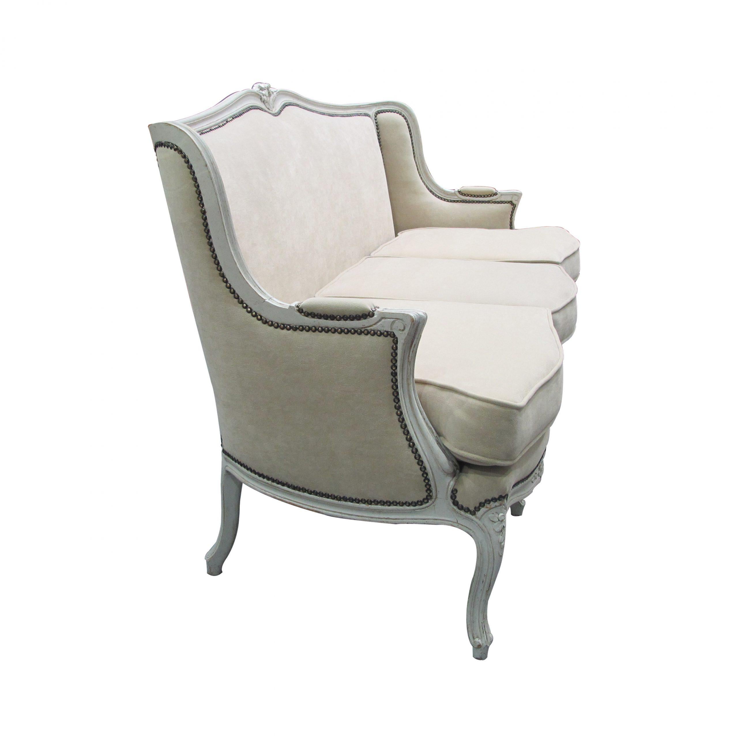 Très beau canapé français 3(three) avec 3 coussins d'assise, circa 1900, nouvellement tapissé d'un tissu couleur lin, très résistant et facile d'entretien.  Le cadre et les élégants pieds à enroulement sont peints dans une couleur gris