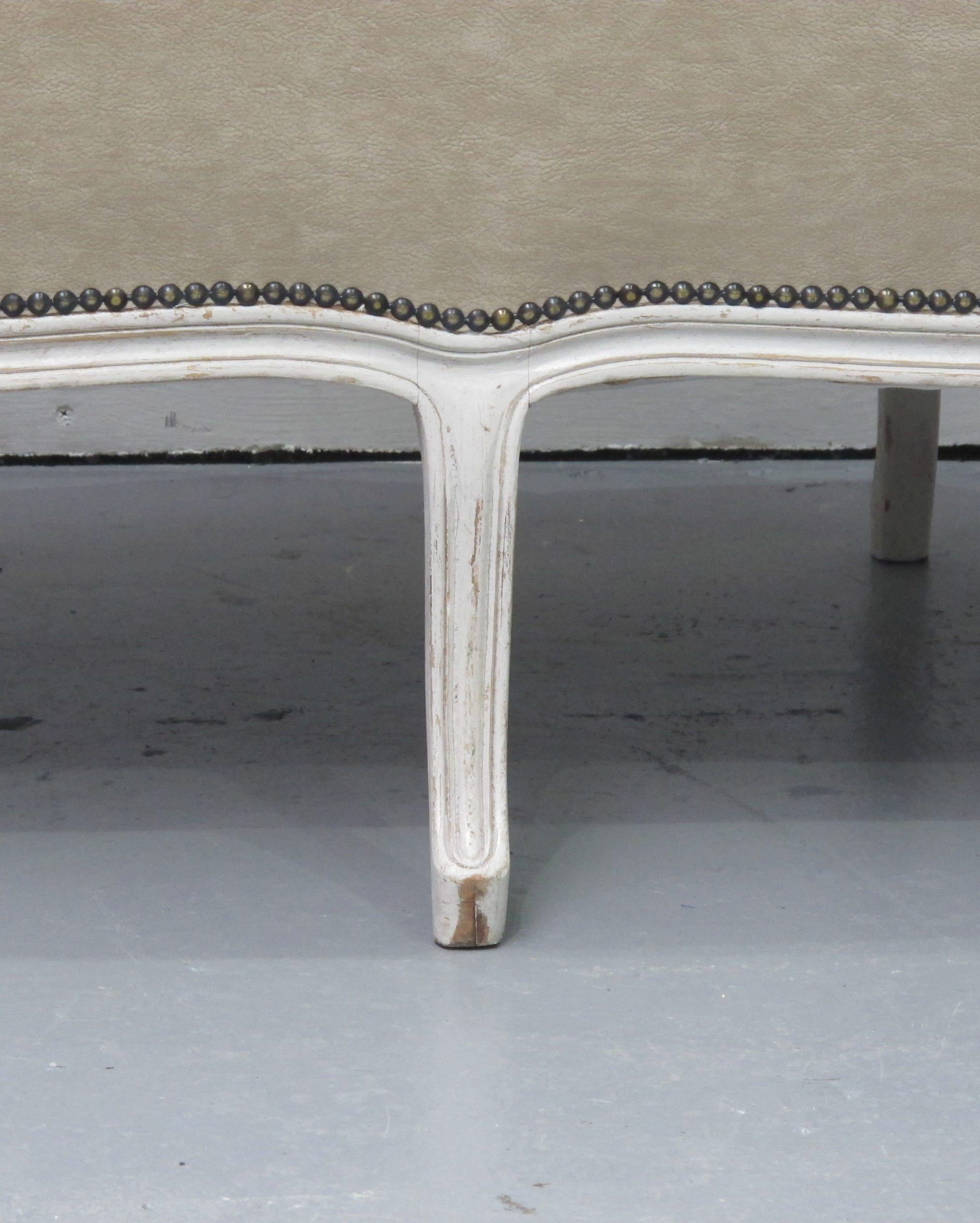 Französisches Dreisitzer-Sofa des frühen 20. Jahrhunderts, Louis XV.-Stil, mit lackiertem Rahmen im Angebot 2
