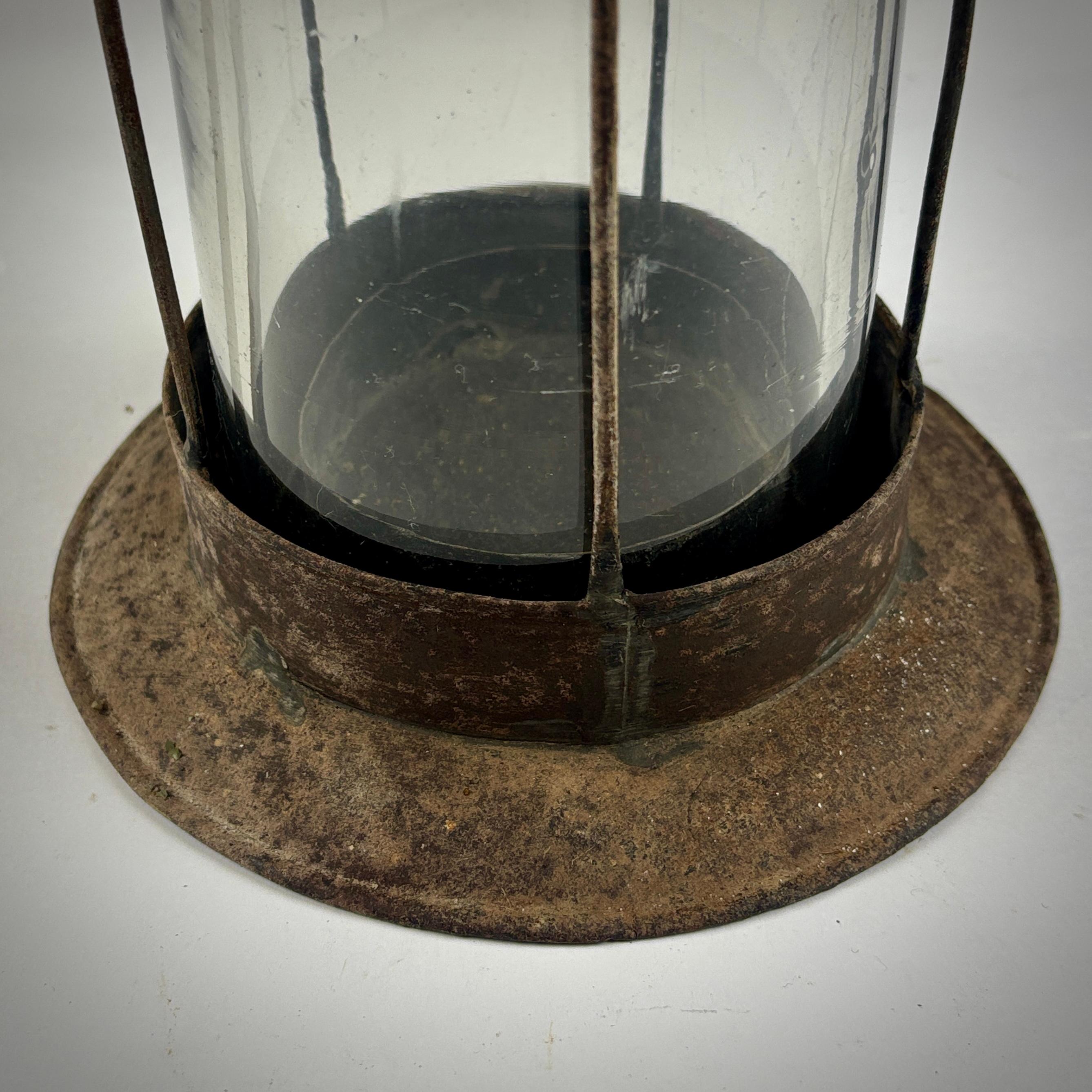 Lanterne tempête en verre et en tôle du début du 20e siècle en vente 5