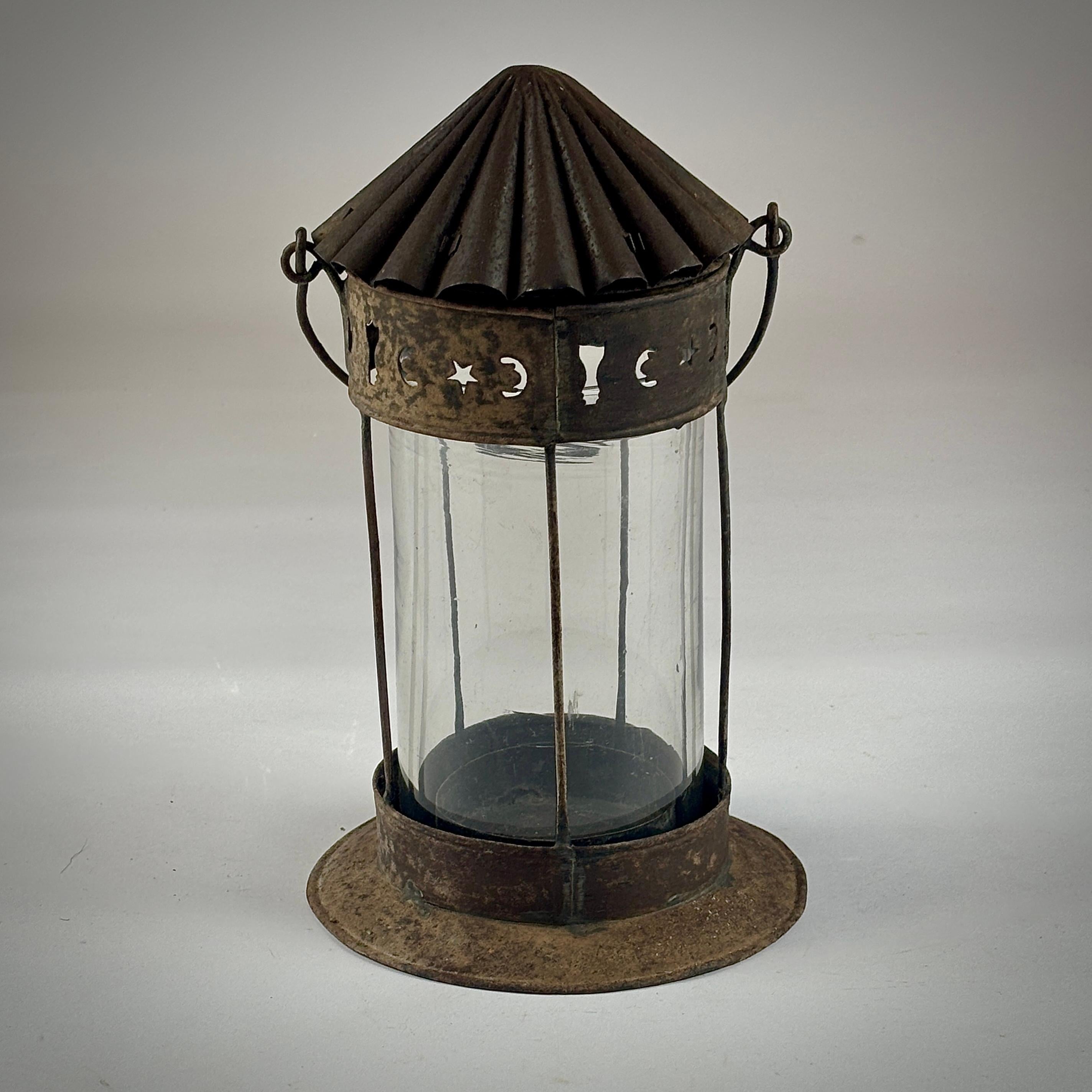 Lanterne tempête du début du 20ème siècle, tole et verre d'origine, autrefois utilisée avec une lampe à huile, aujourd'hui idéale pour une bougie. décoration tole percée.

France Circa 1930.