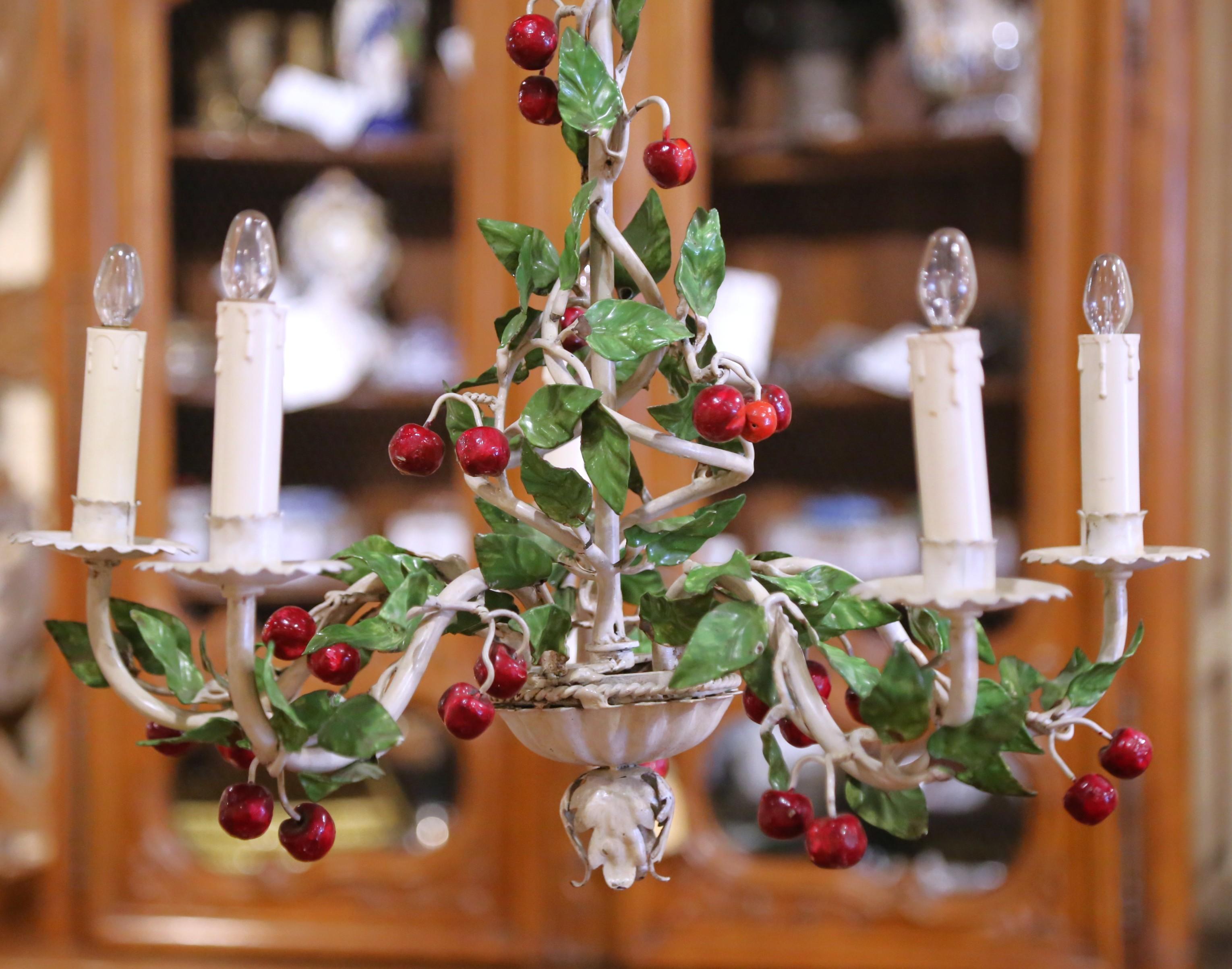 Country Lampadario a traliccio francese dei primi del Novecento con ciliegie e foglie in metallo dipinto in vendita