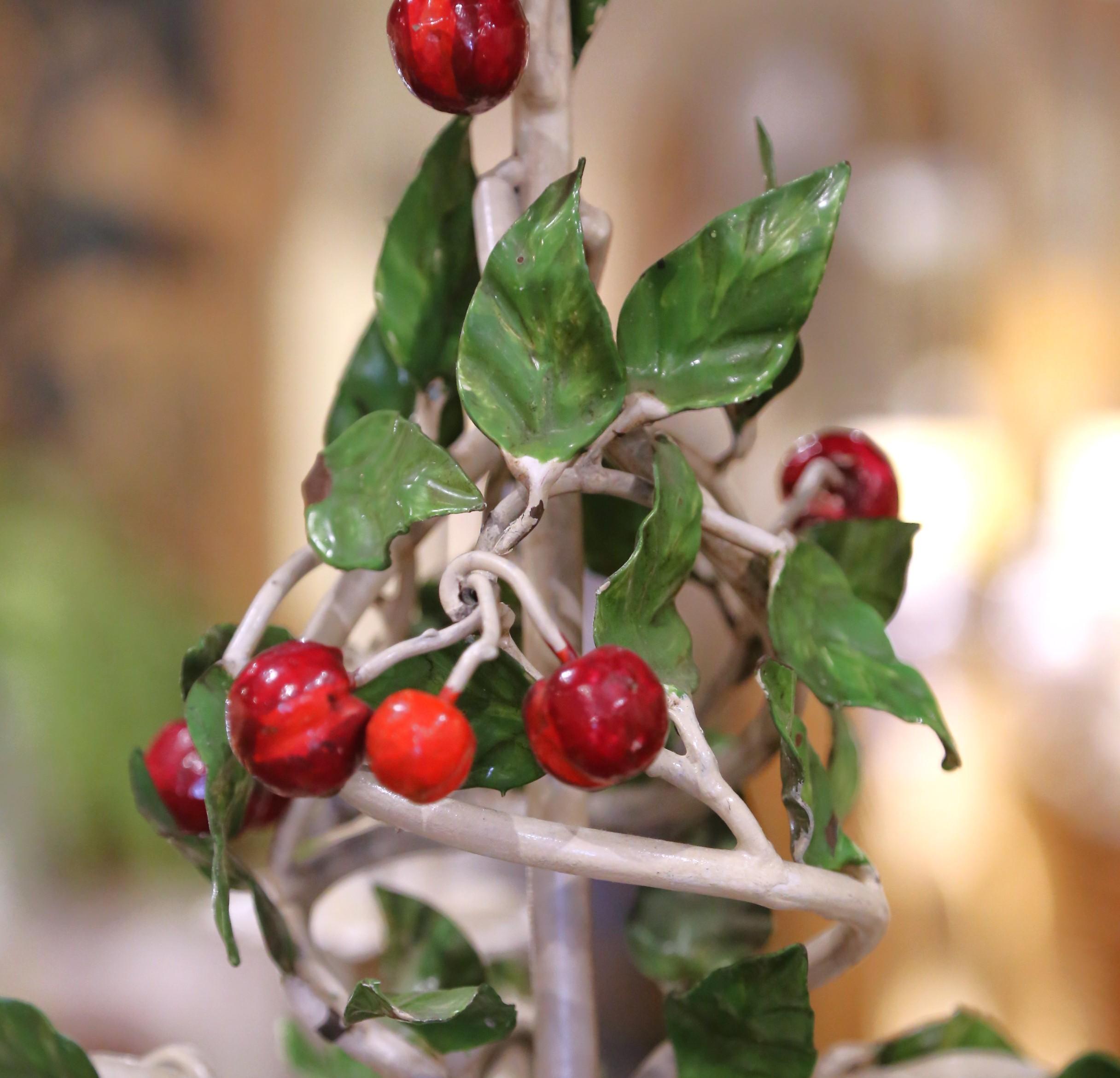 Francese Lampadario a traliccio francese dei primi del Novecento con ciliegie e foglie in metallo dipinto in vendita