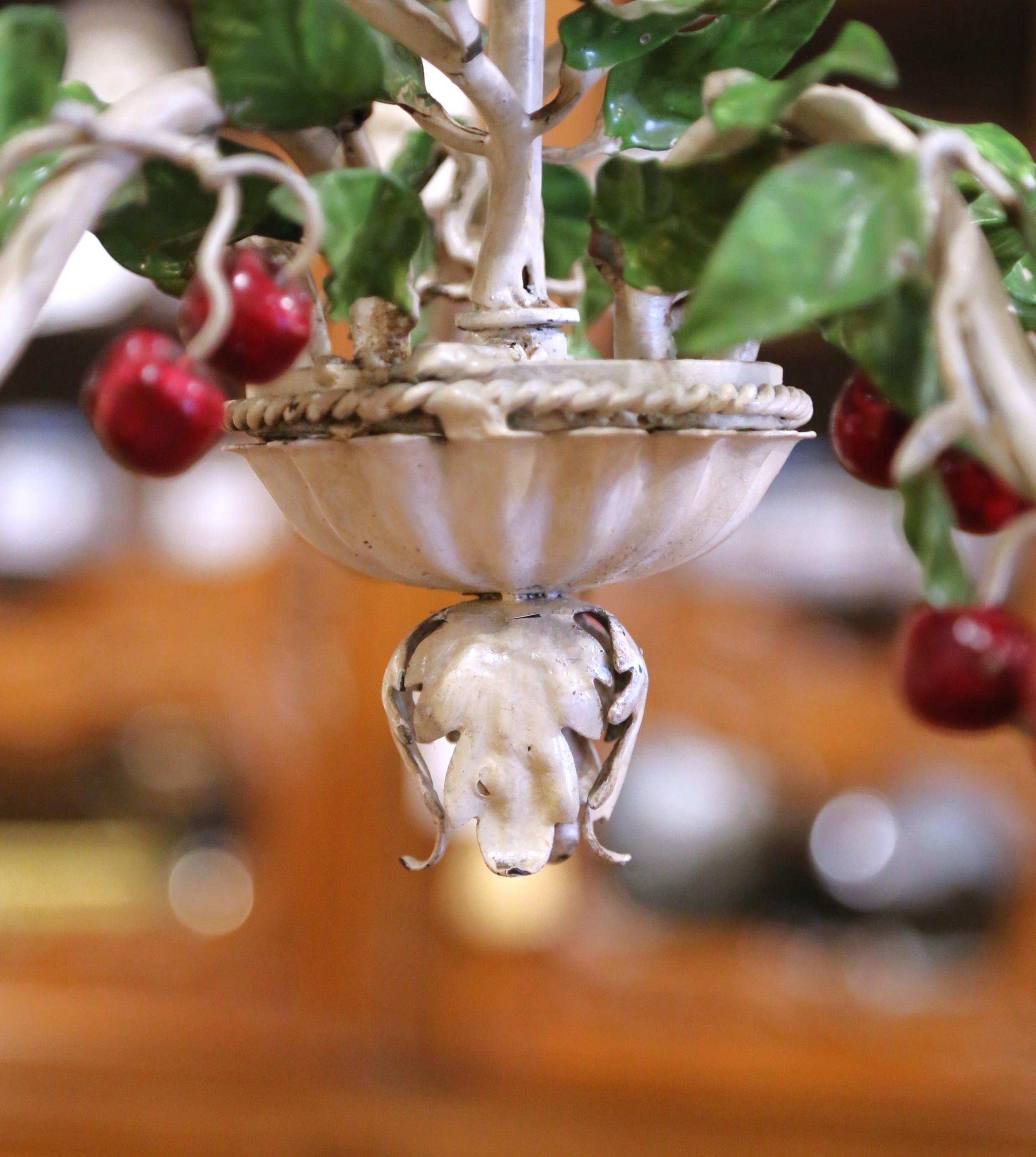Fatto a mano Lampadario a traliccio francese dei primi del Novecento con ciliegie e foglie in metallo dipinto in vendita
