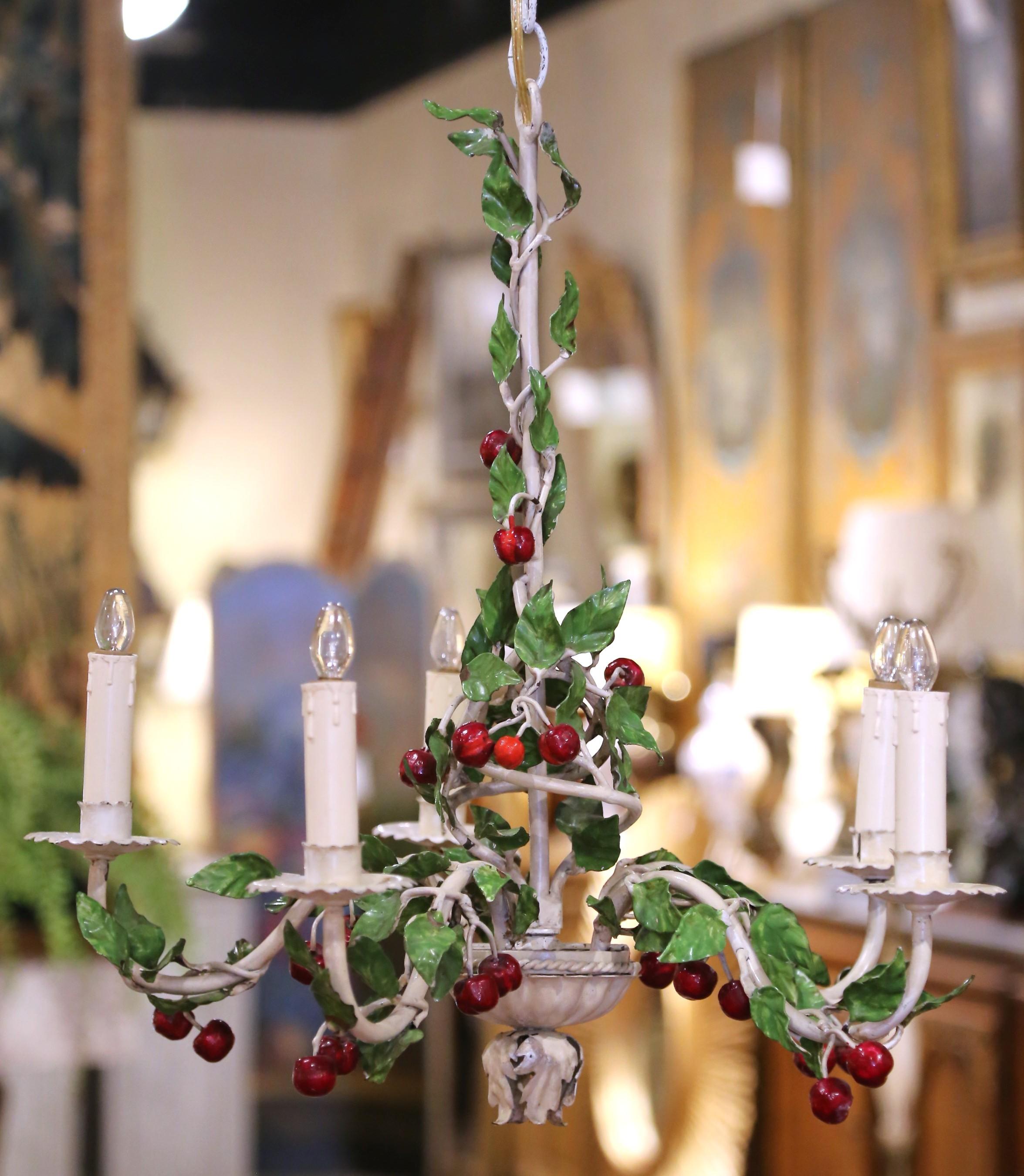 Lampadario a traliccio francese dei primi del Novecento con ciliegie e foglie in metallo dipinto In condizioni ottime in vendita a Dallas, TX