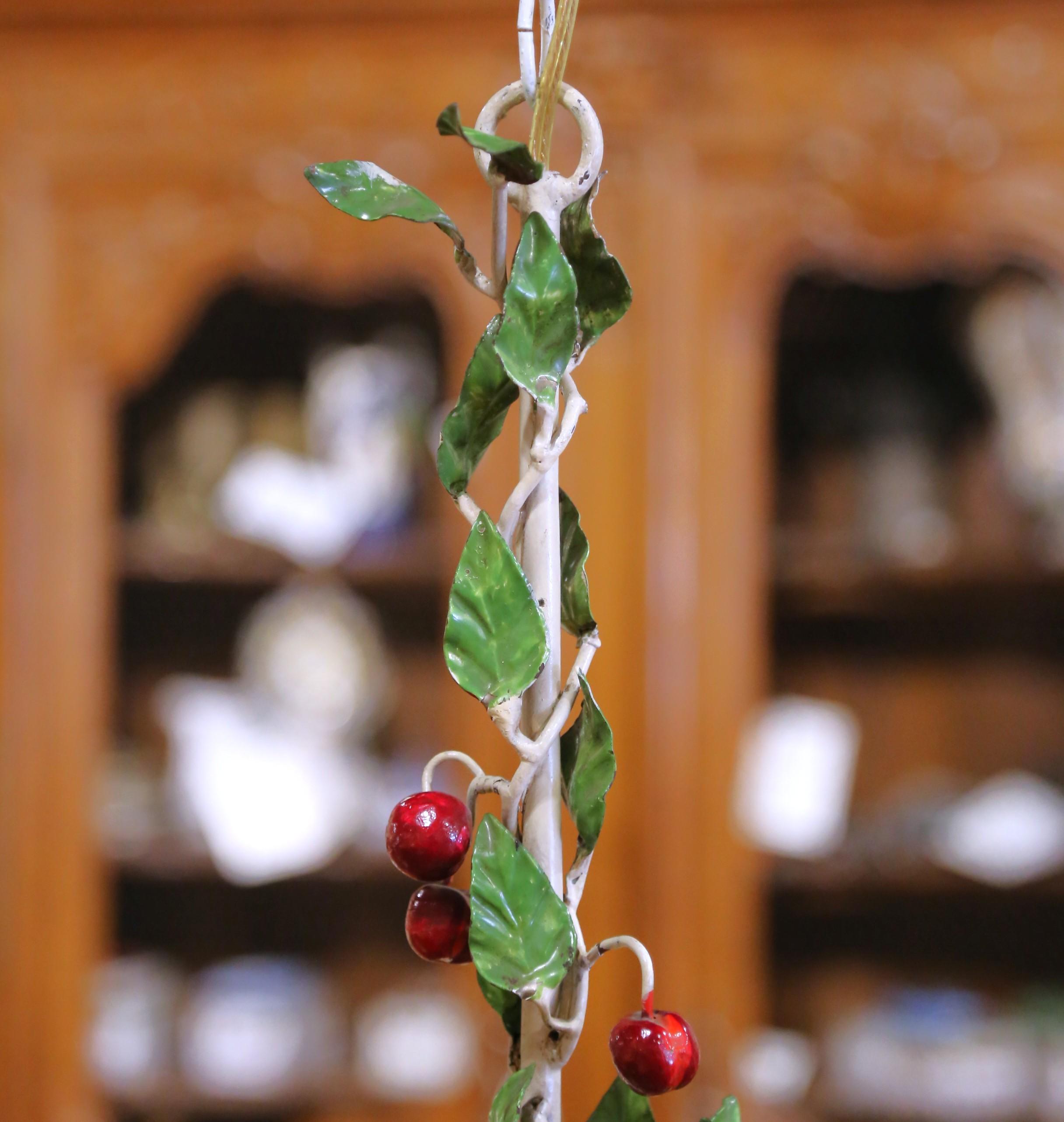 XX secolo Lampadario a traliccio francese dei primi del Novecento con ciliegie e foglie in metallo dipinto in vendita