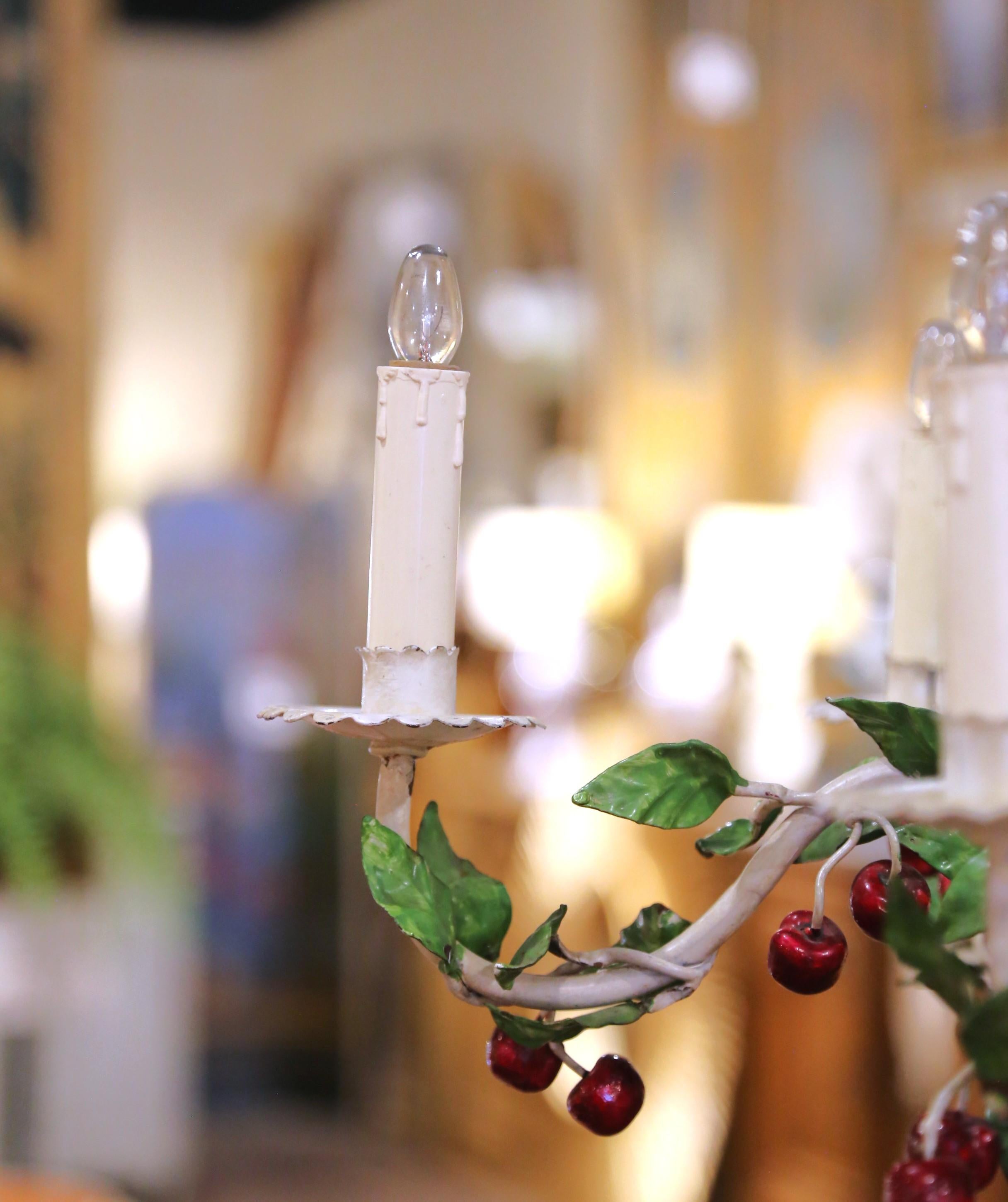 Metallo Lampadario a traliccio francese dei primi del Novecento con ciliegie e foglie in metallo dipinto in vendita