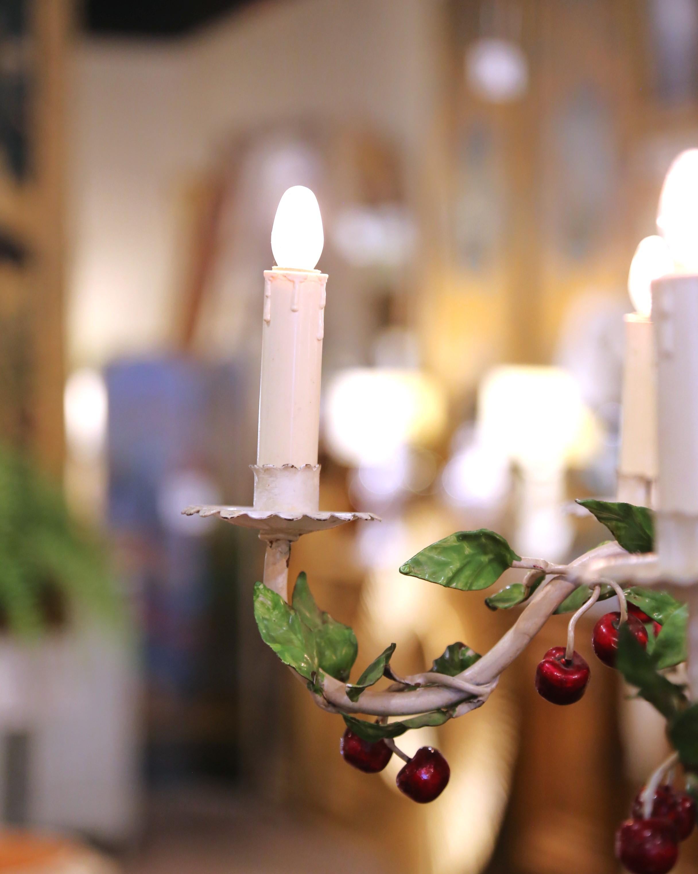 Lampadario a traliccio francese dei primi del Novecento con ciliegie e foglie in metallo dipinto in vendita 1