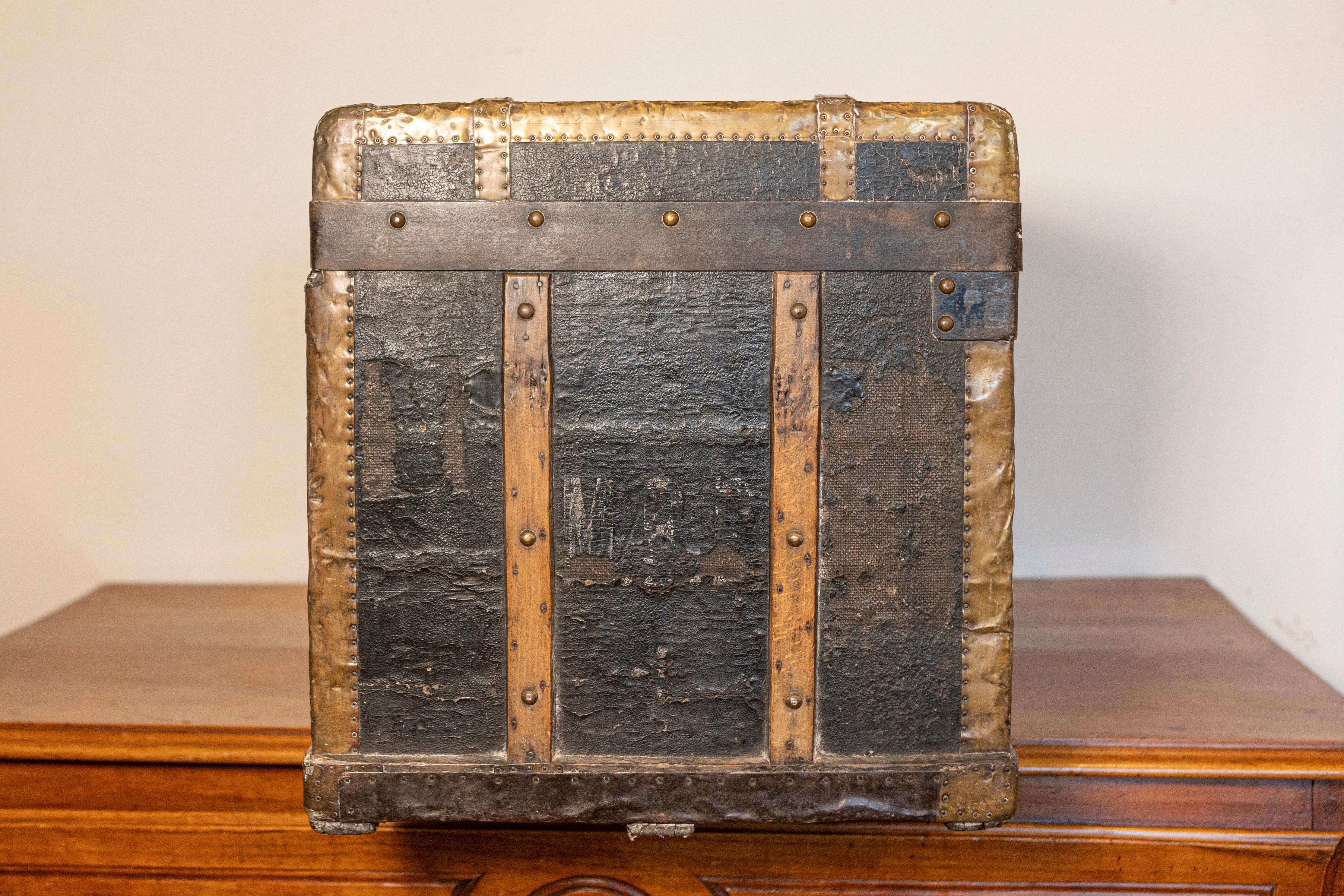 Baule da viaggio francese dei primi del Novecento con ferramenta in ottone in vendita 5