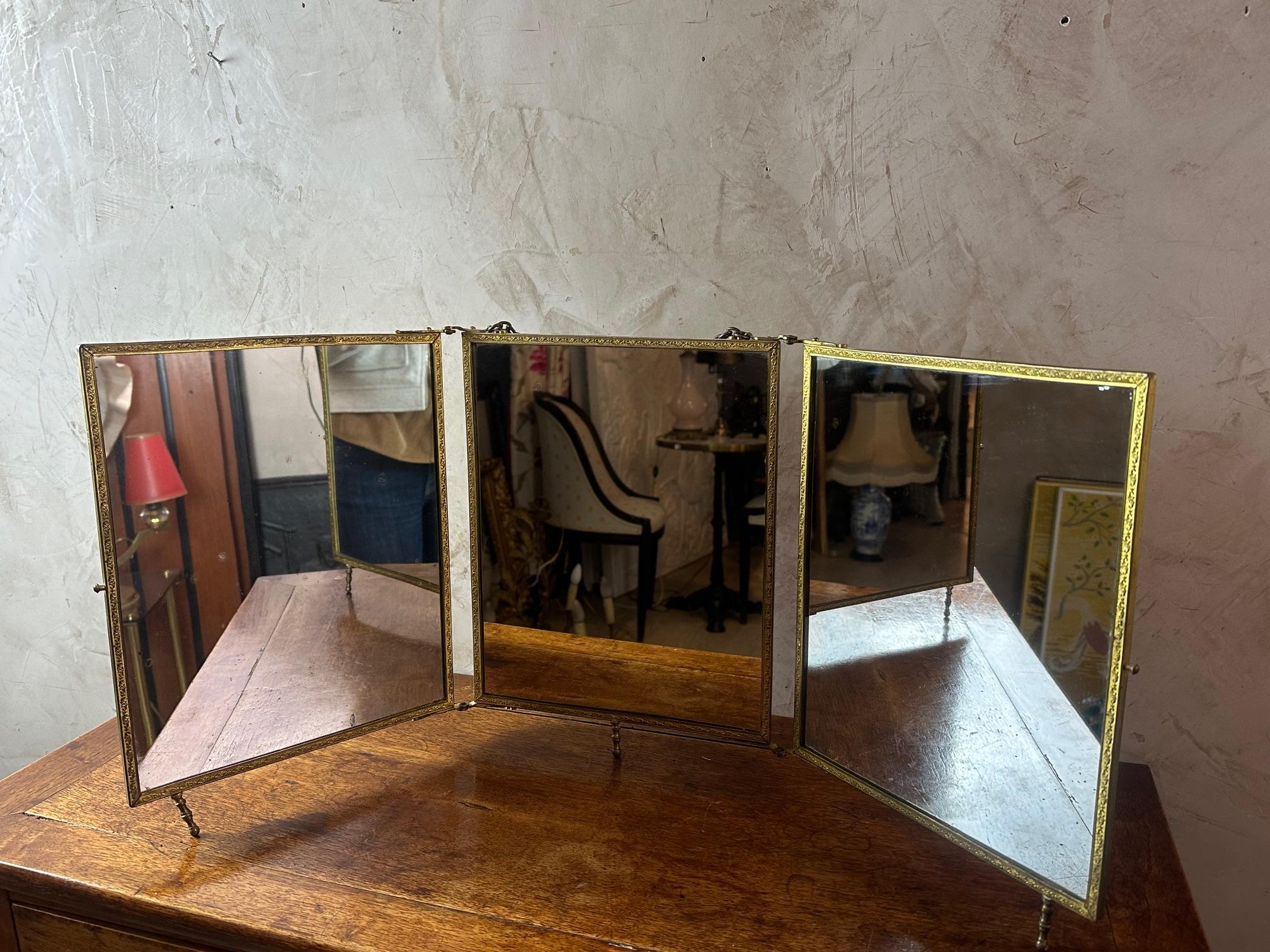Très beau miroir triptyque en bronze et peinture sur papier signée Levast représentant des fleurs sauvages sur les deux faces extérieures.
Les trois rétroviseurs peuvent être repliés. Signature JB et cachet 