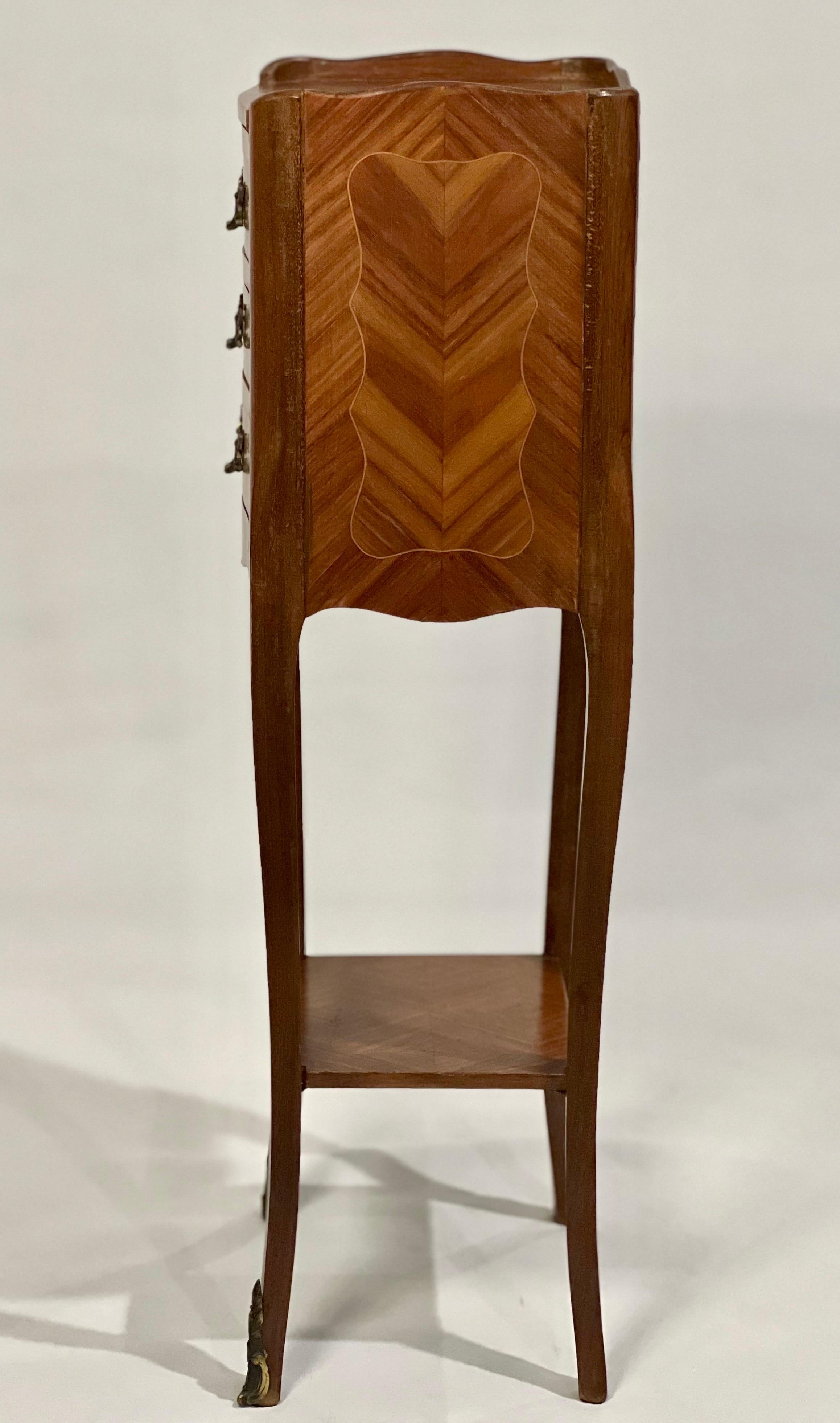Early 20th Century French Tulipwood Marquetry Side Table or Bedside Stand In Good Condition In Doylestown, PA