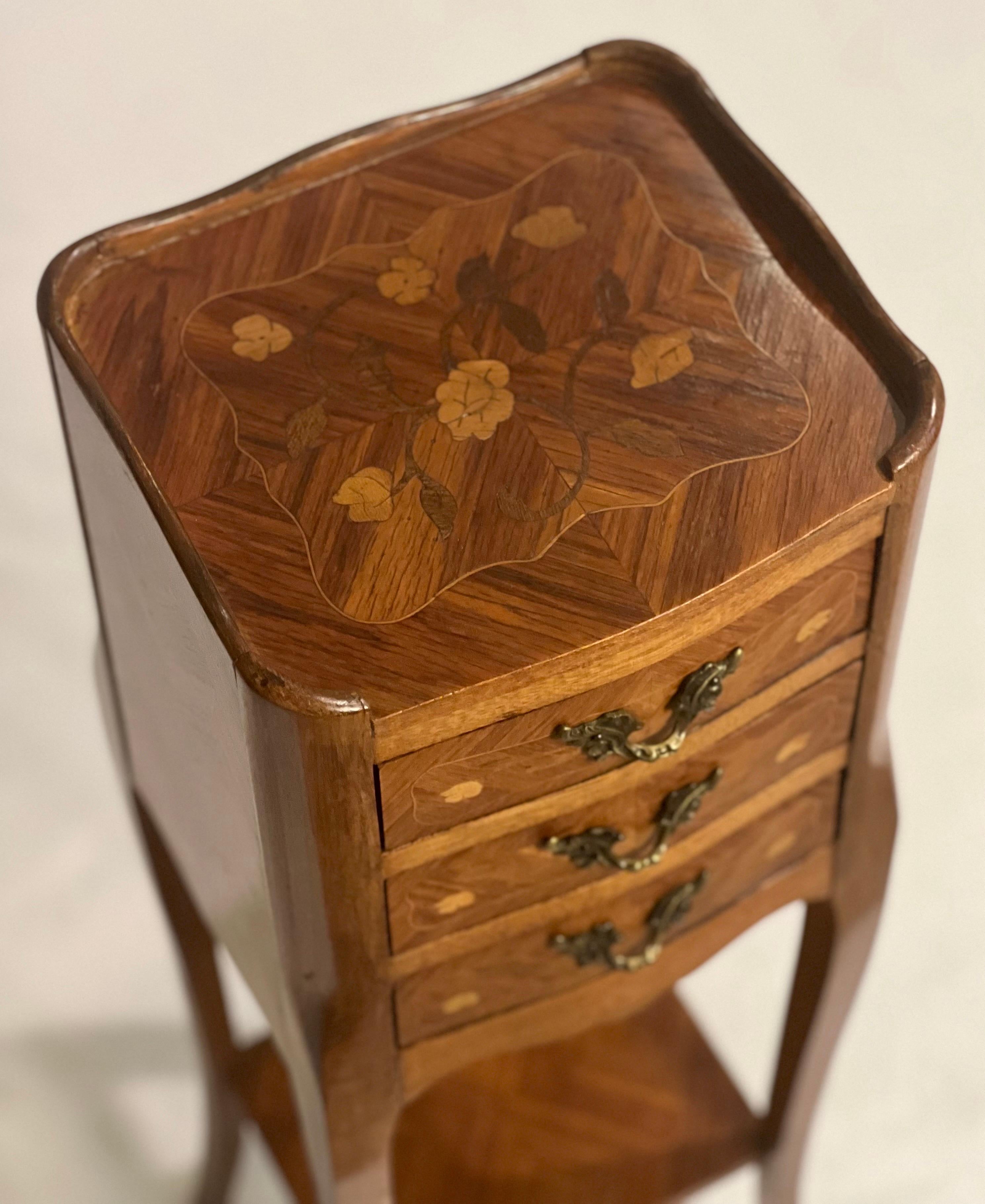 Early 20th Century French Tulipwood Marquetry Side Table or Bedside Stand 3