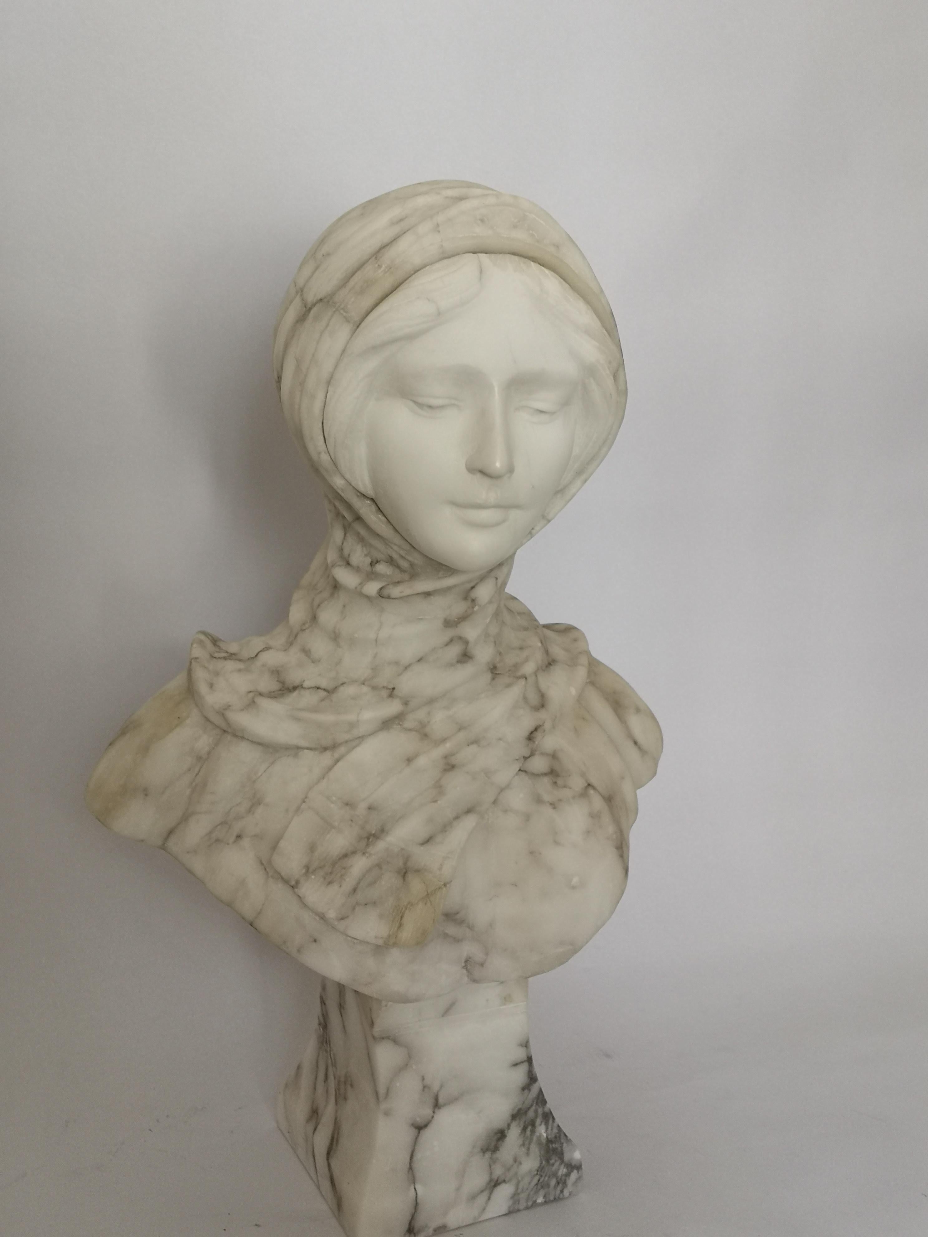 Early 20th Century French Veined Marble Bust of a Girl In Good Condition For Sale In London, GB