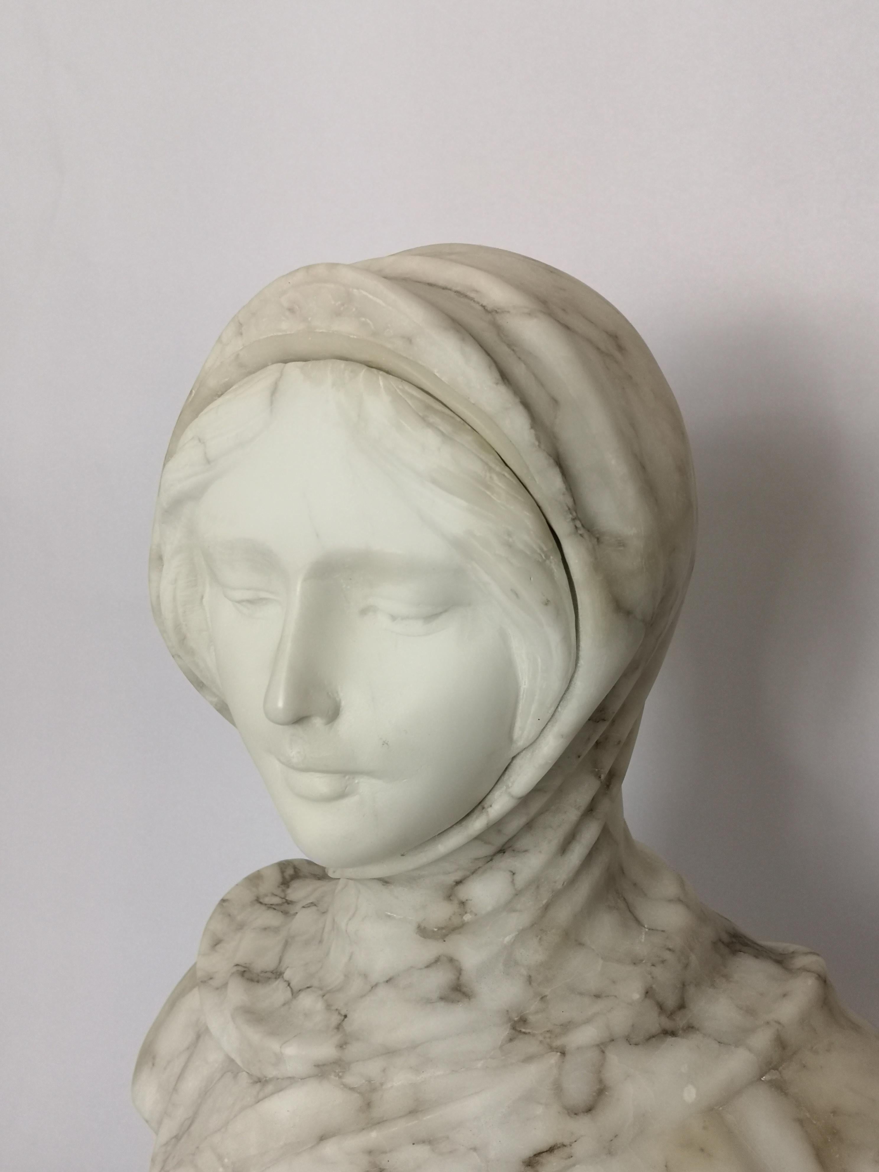 Early 20th Century French Veined Marble Bust of a Girl For Sale 1