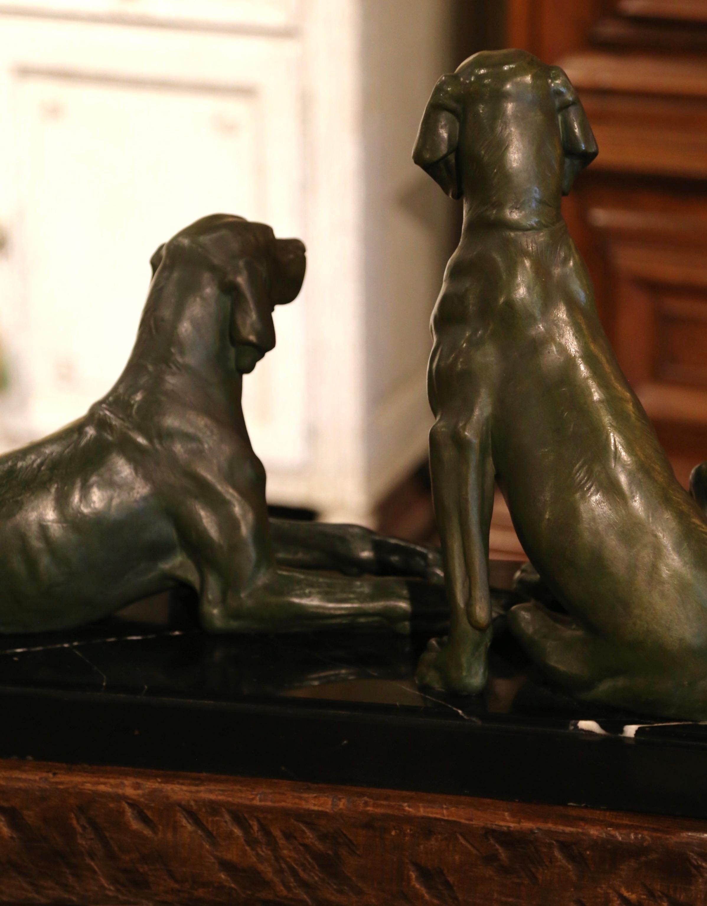 Composition de sculptures françaises de chiens du début du 20e siècle en étain vert-de-gris et marbre en vente 3